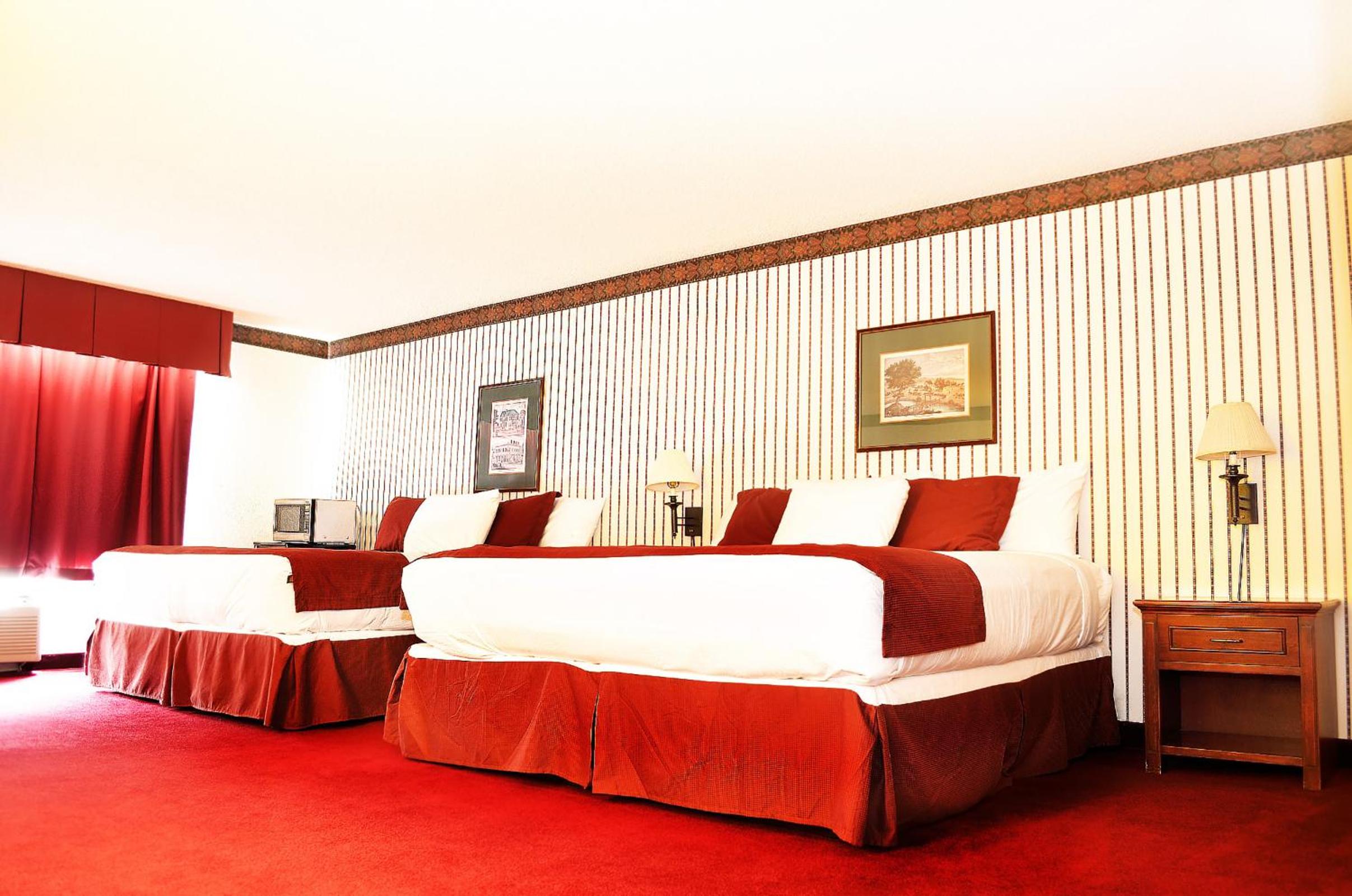 Queen Room with Two Queen Beds - Photo 3