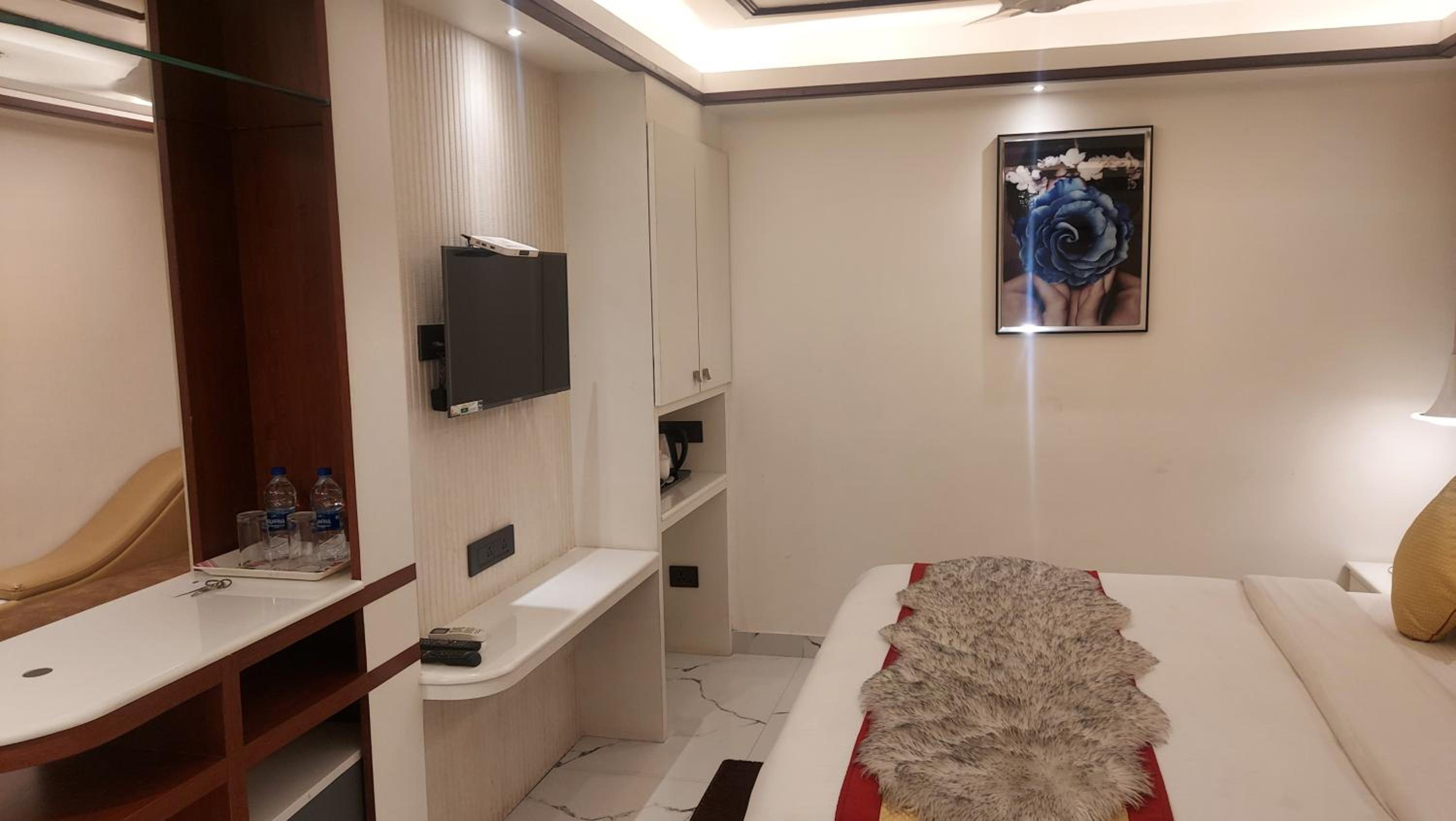 Executive Suite - Photo 2