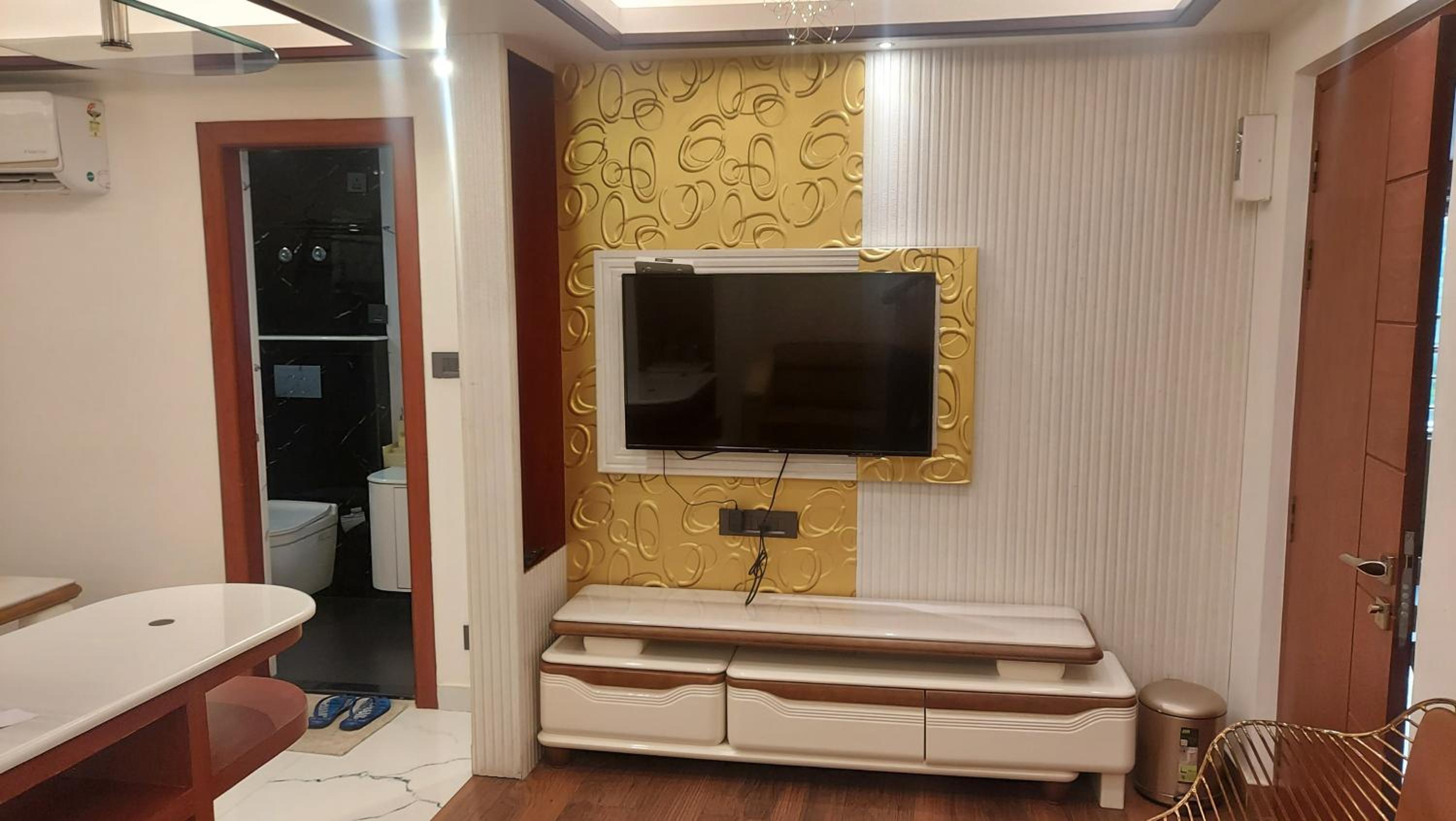Executive Suite - Photo 1