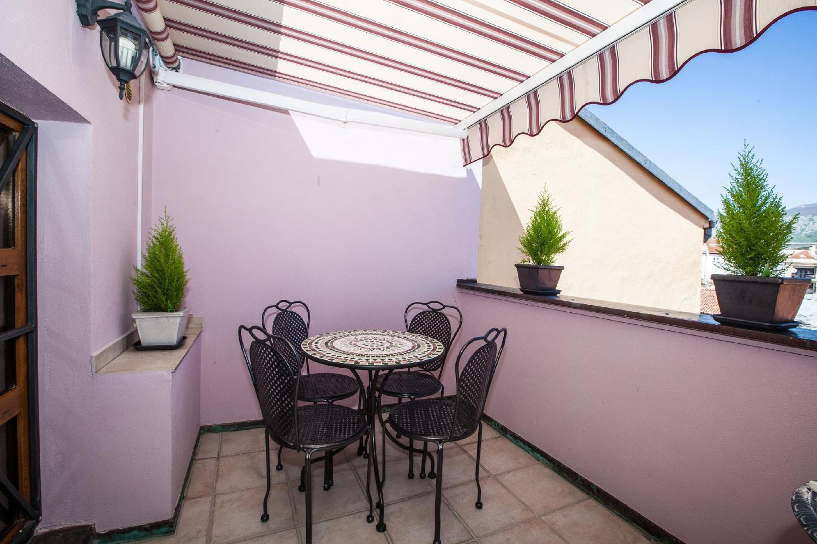 Apartment with Terrace - Photo 11