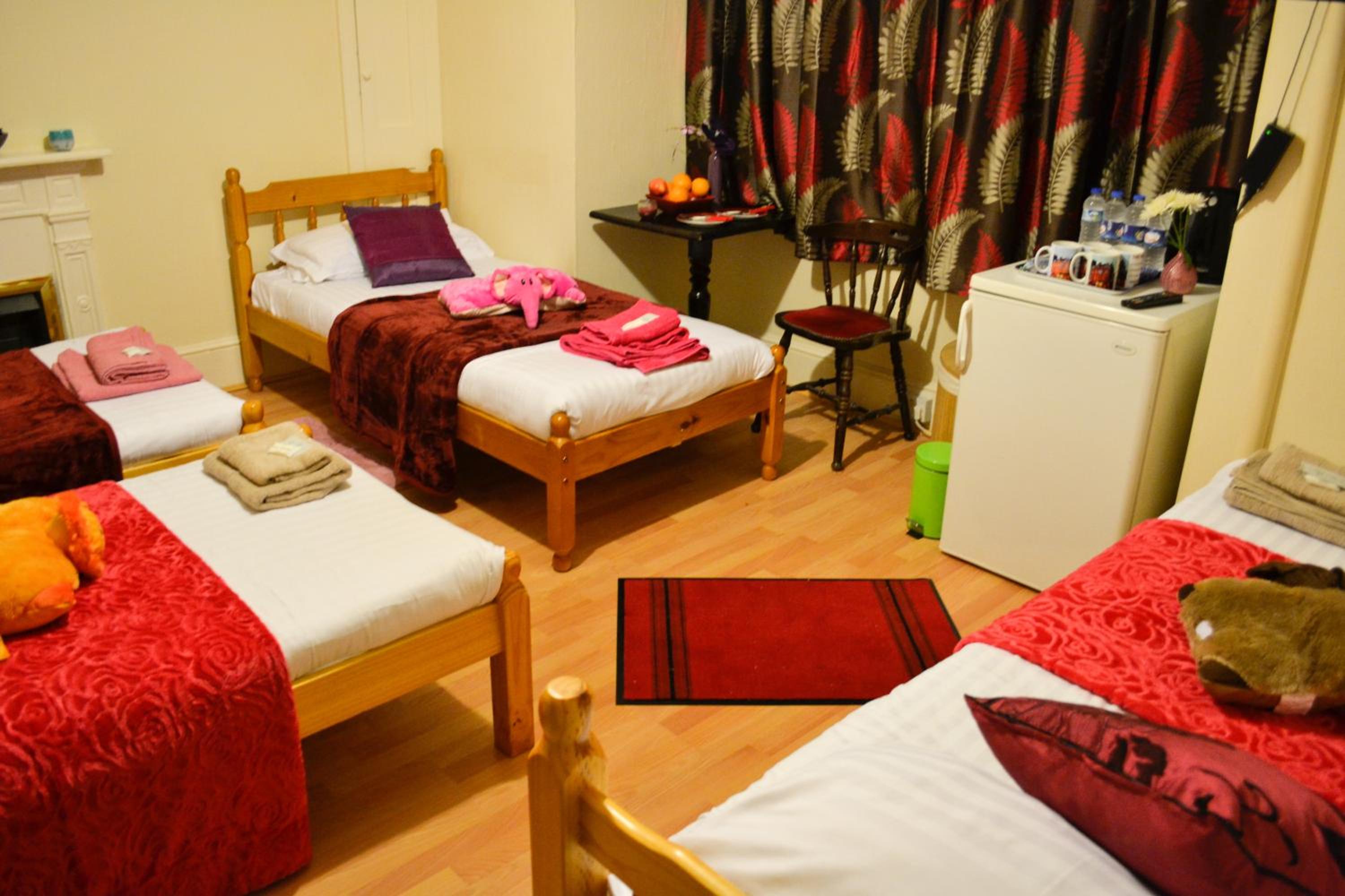 Quadruple Room with Private Bathroom photo 2