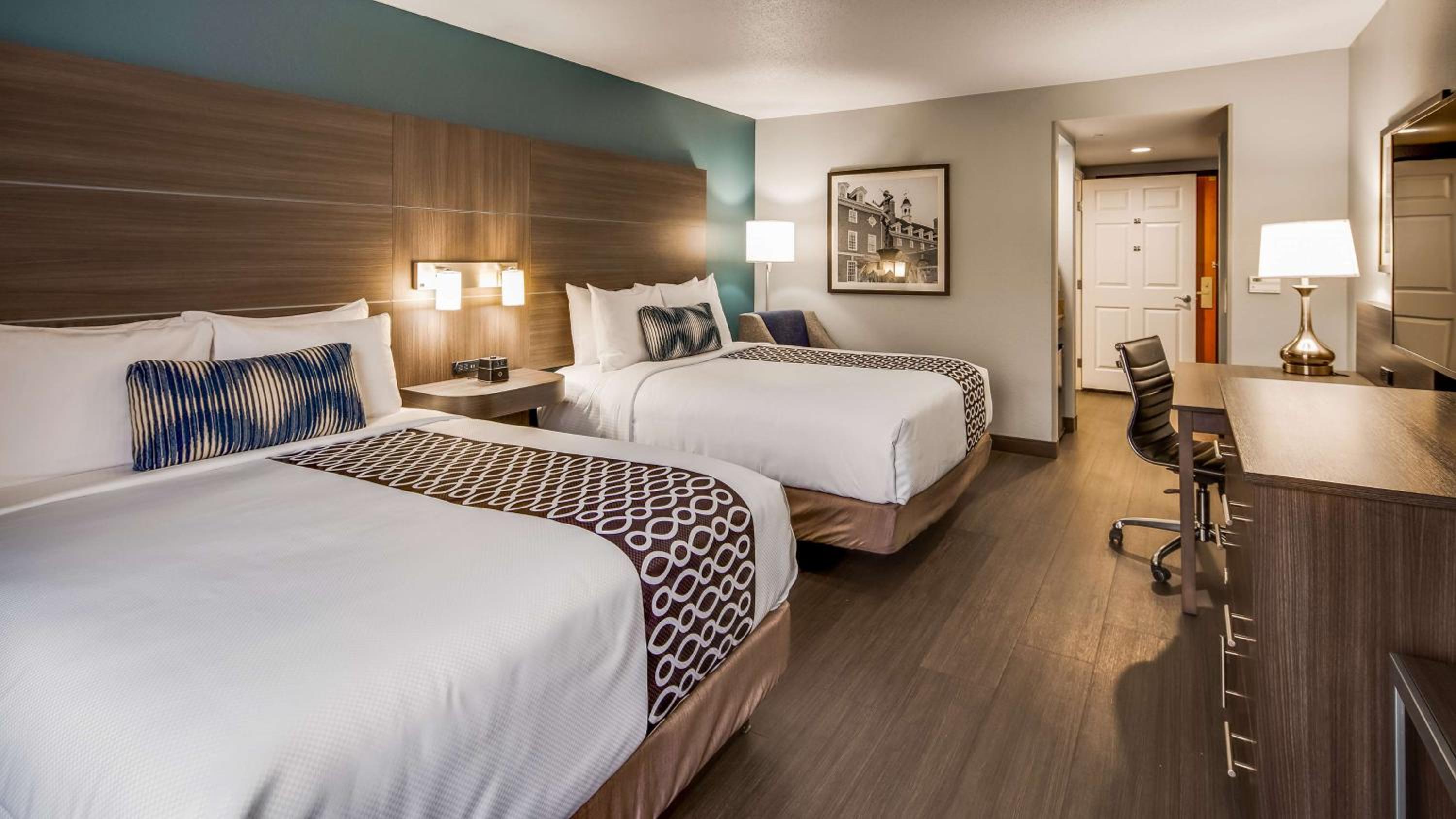 Queen Room with Two Queen Beds - Photo 3