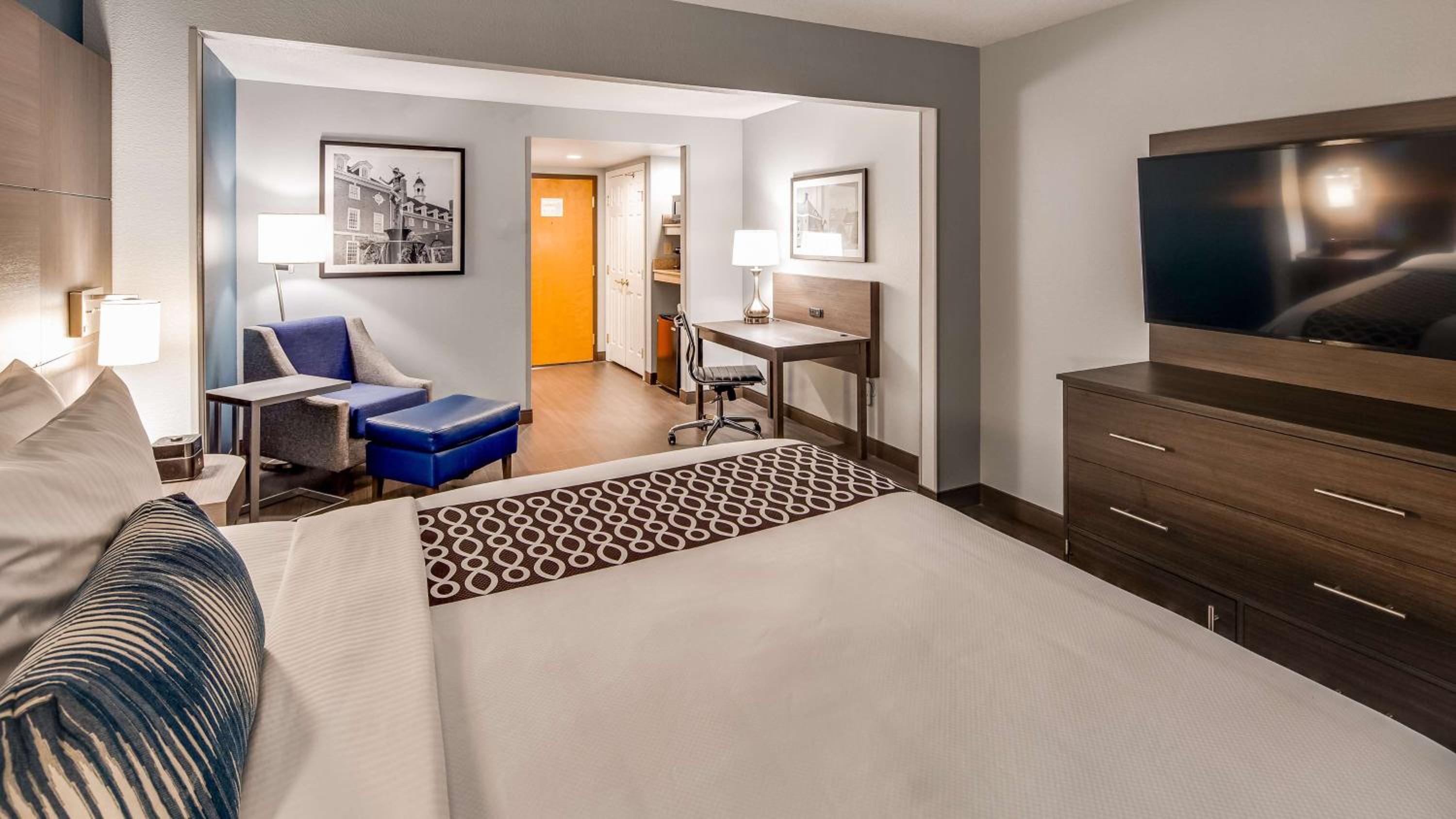 King Room with Bath Tub - Disability Access/Pet Friendly/Non-Smoking - Photo 2