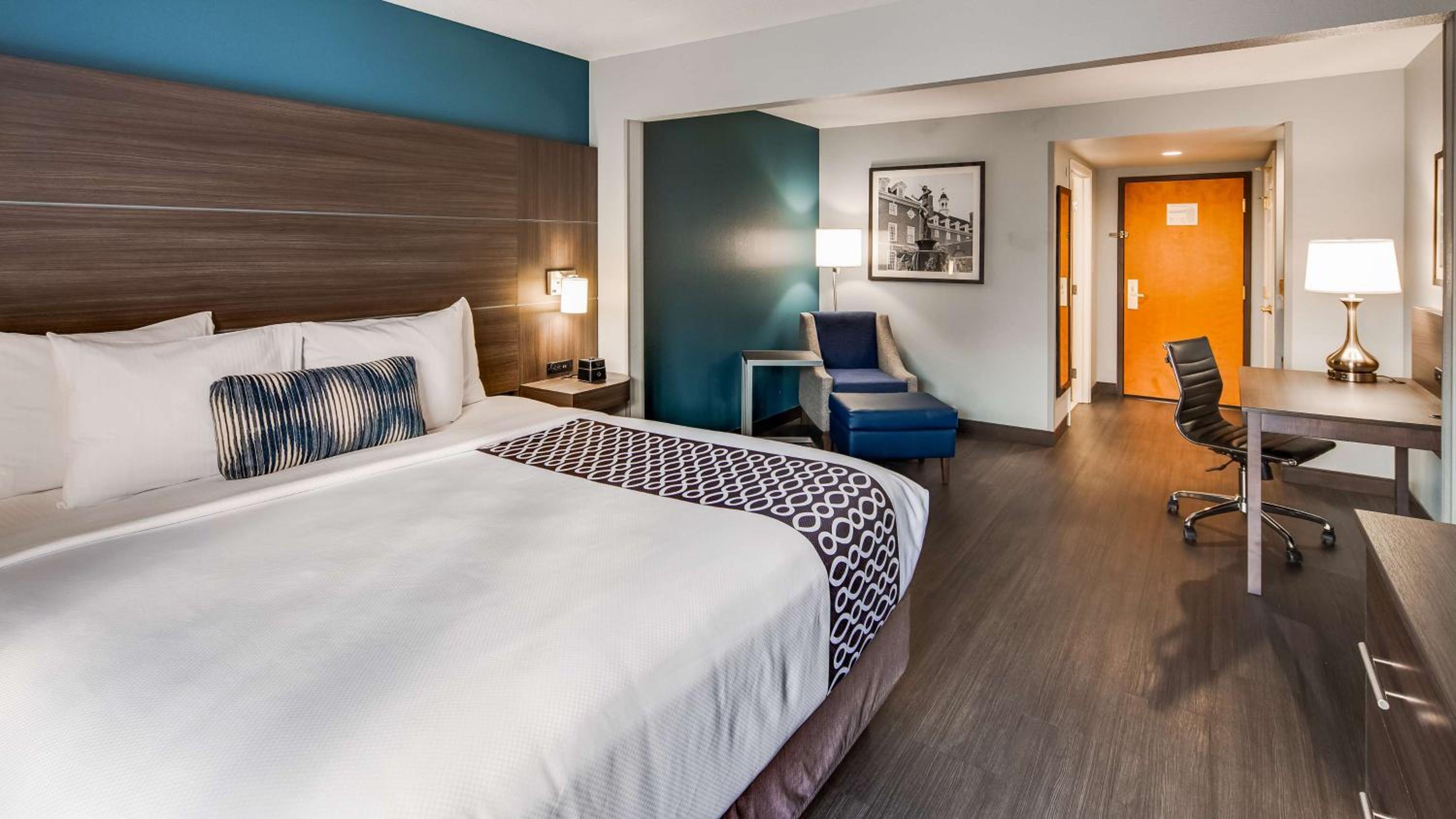 King Room with Bath Tub - Disability Access/Pet Friendly/Non-Smoking - Photo 3