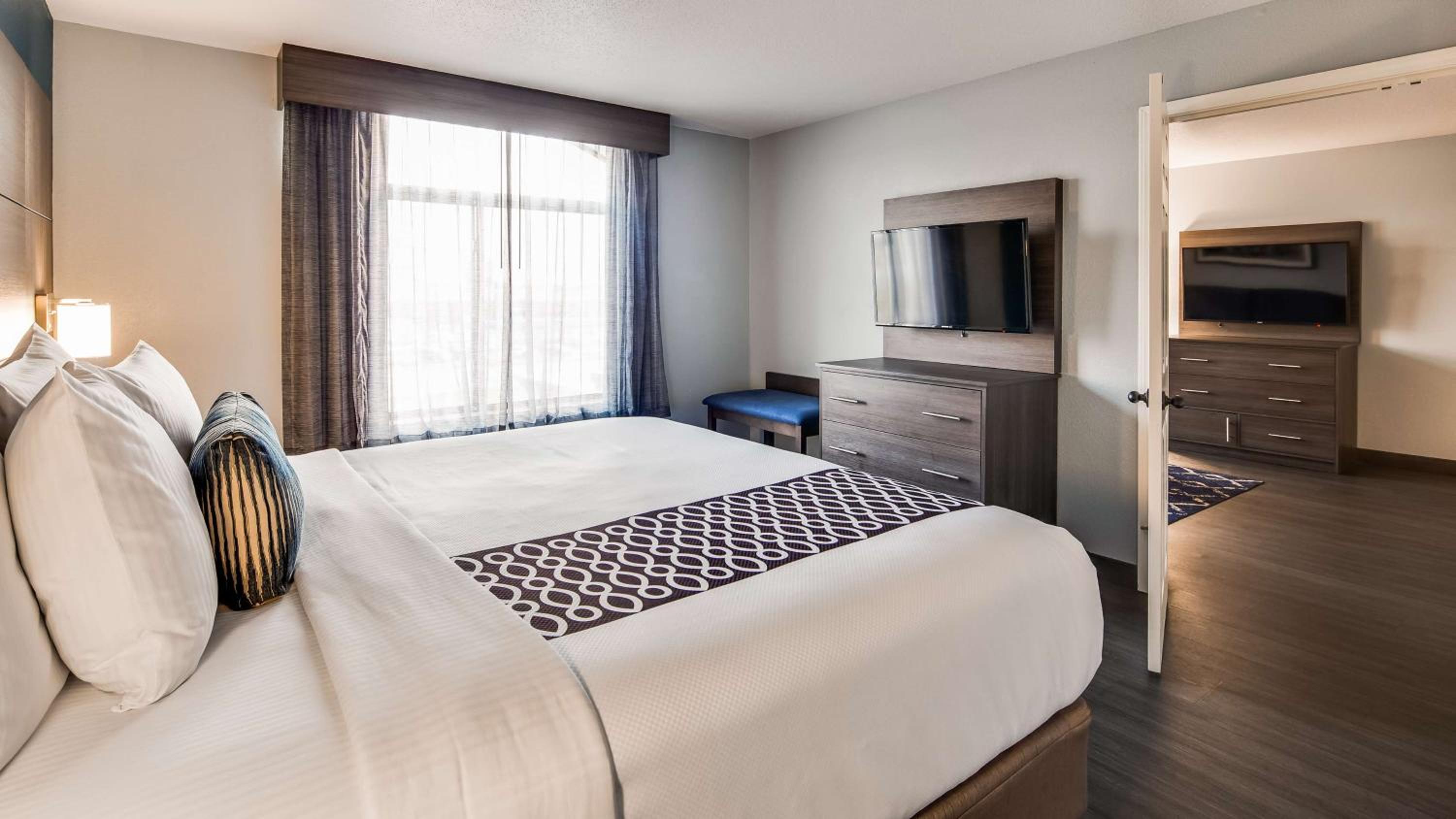 King Suite with Sofa Bed and Spa Bath - Non-Smoking - Photo 4