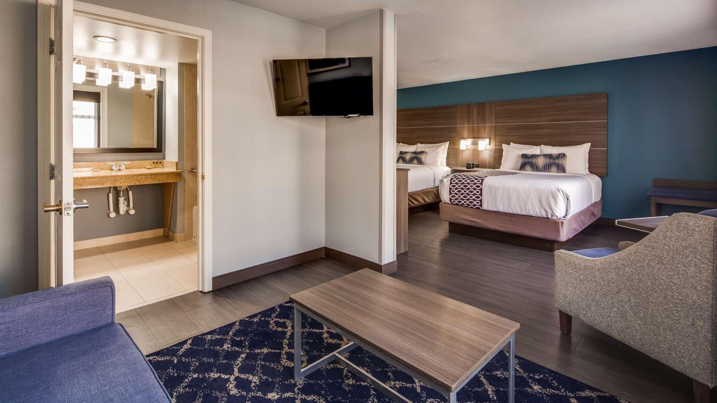 Queen Room with Two Queen Beds and Sofa Bed - Non-Smoking photo 3