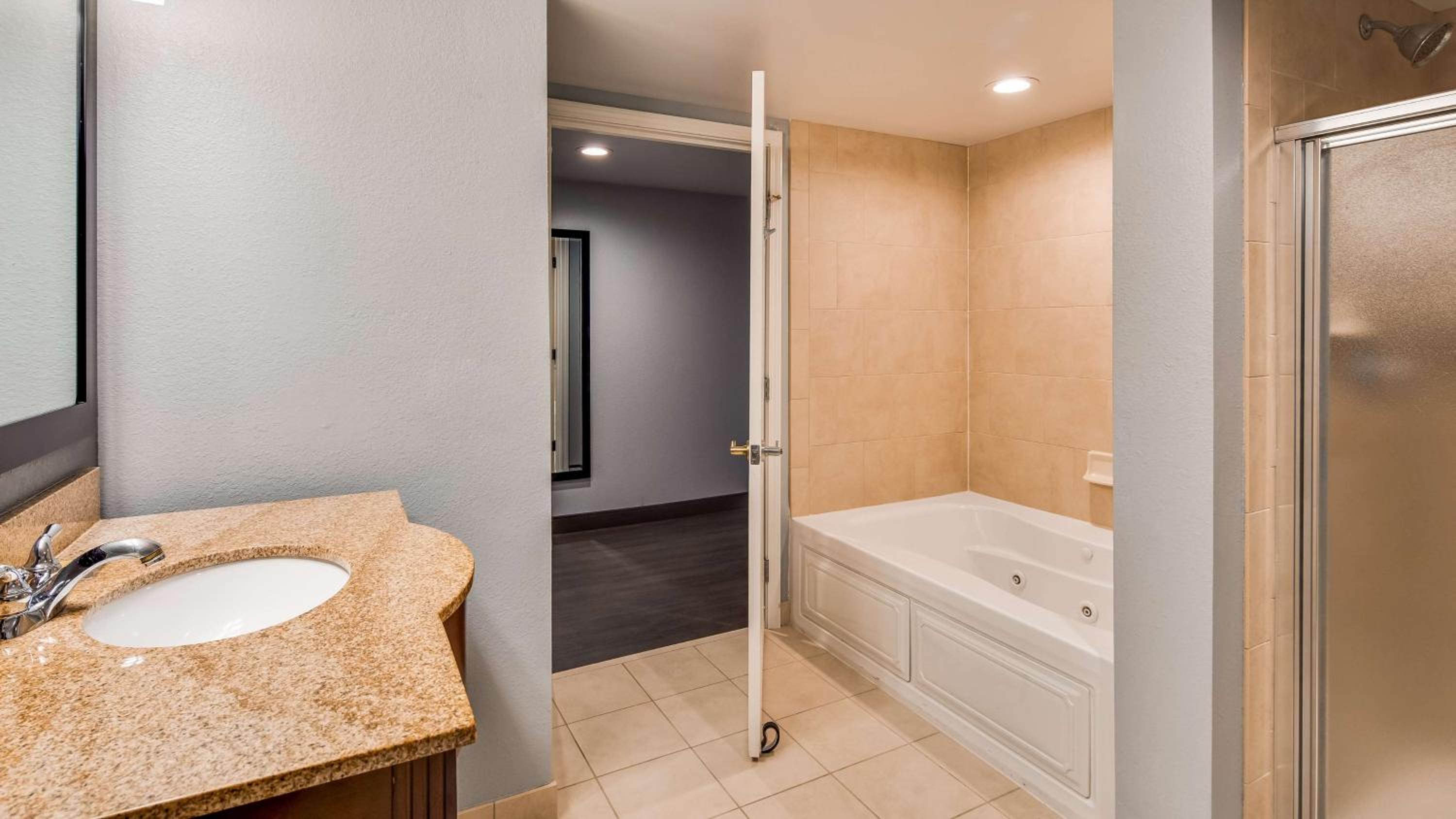 King Suite with Sofa Bed and Spa Bath - Non-Smoking - Photo 2