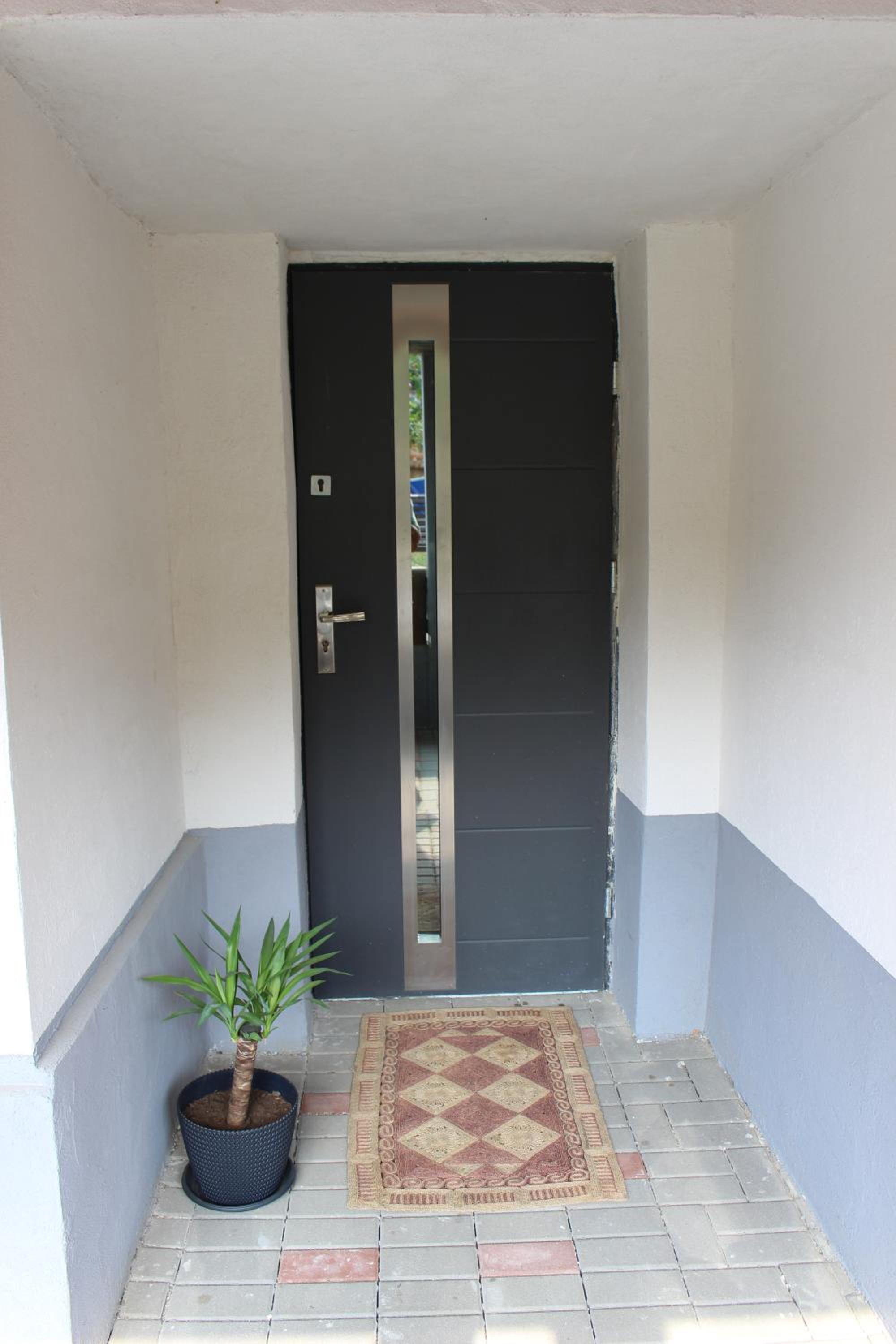 One-Bedroom Apartment - Photo 2