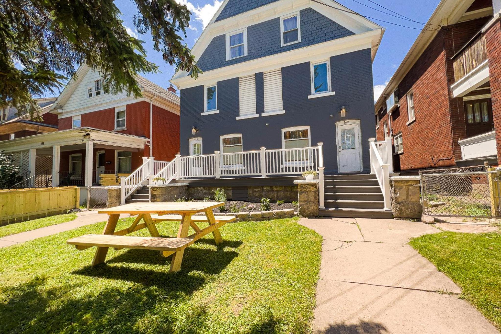 Eight-Bedroom House photo 3