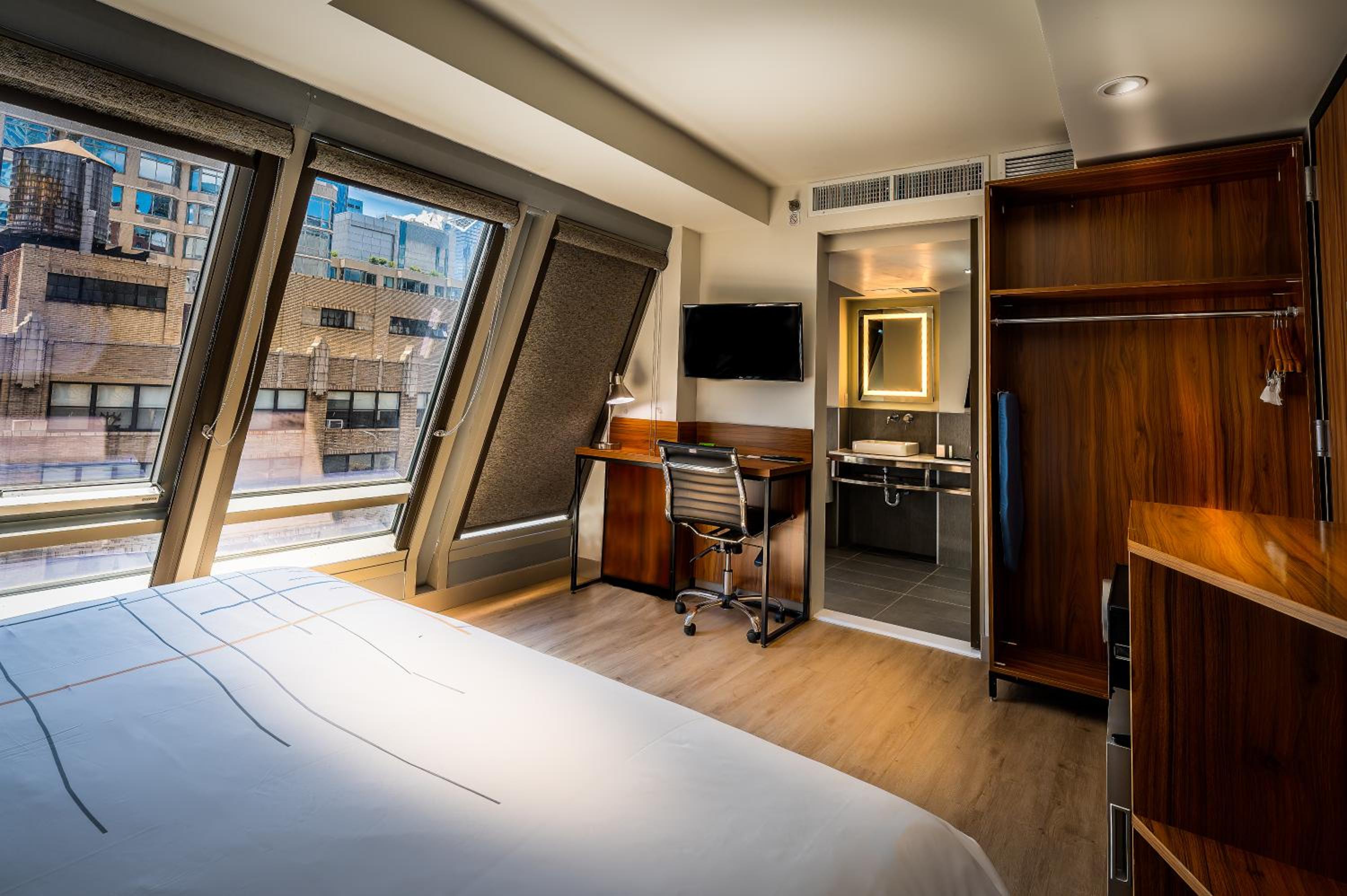 1 King Bed, Premier Room, Non-Smoking thumbnail 6