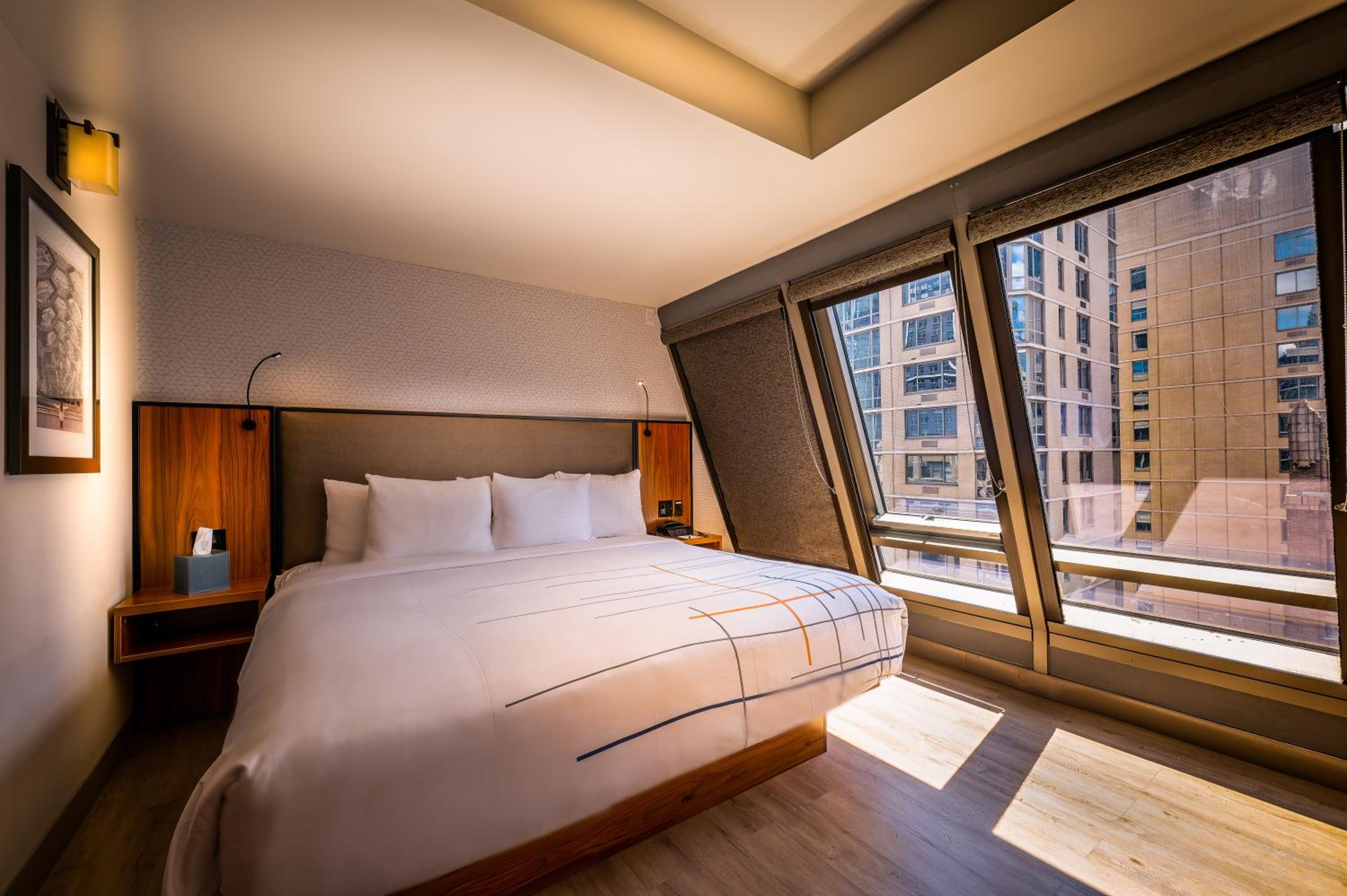 1 King Bed, Premier Room, Non-Smoking thumbnail 5