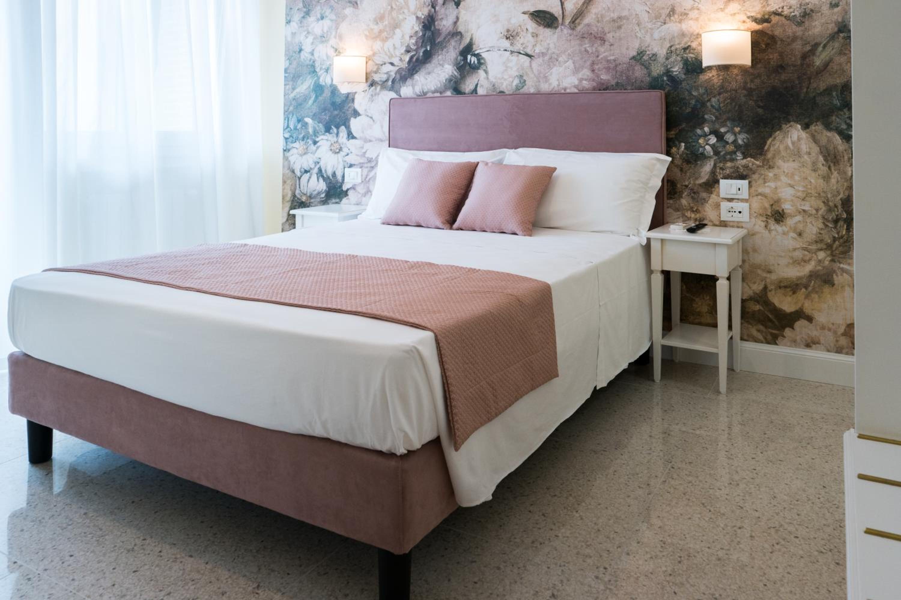 Deluxe Double Room with Balcony photo 2