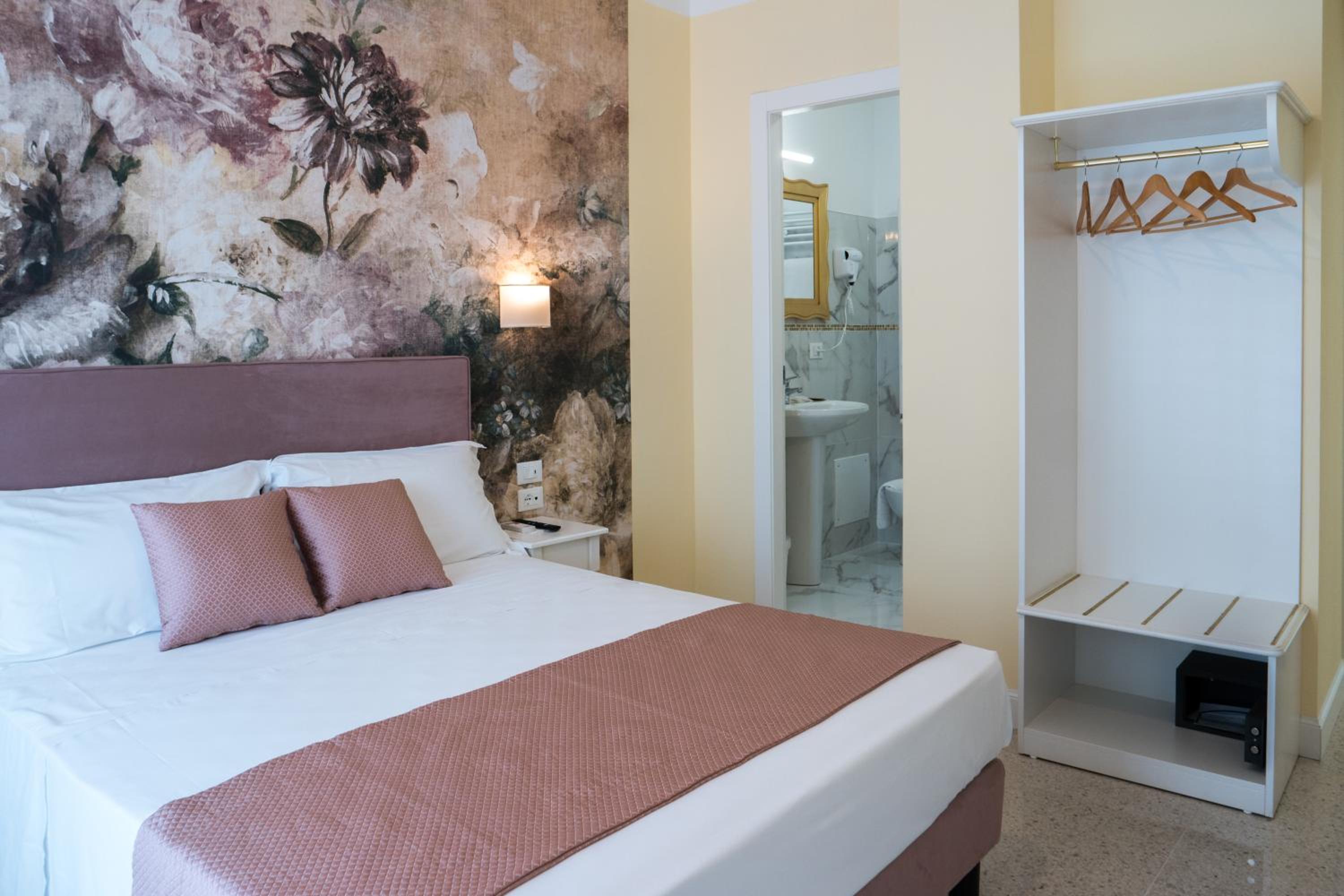 Deluxe Double Room with Balcony photo 3