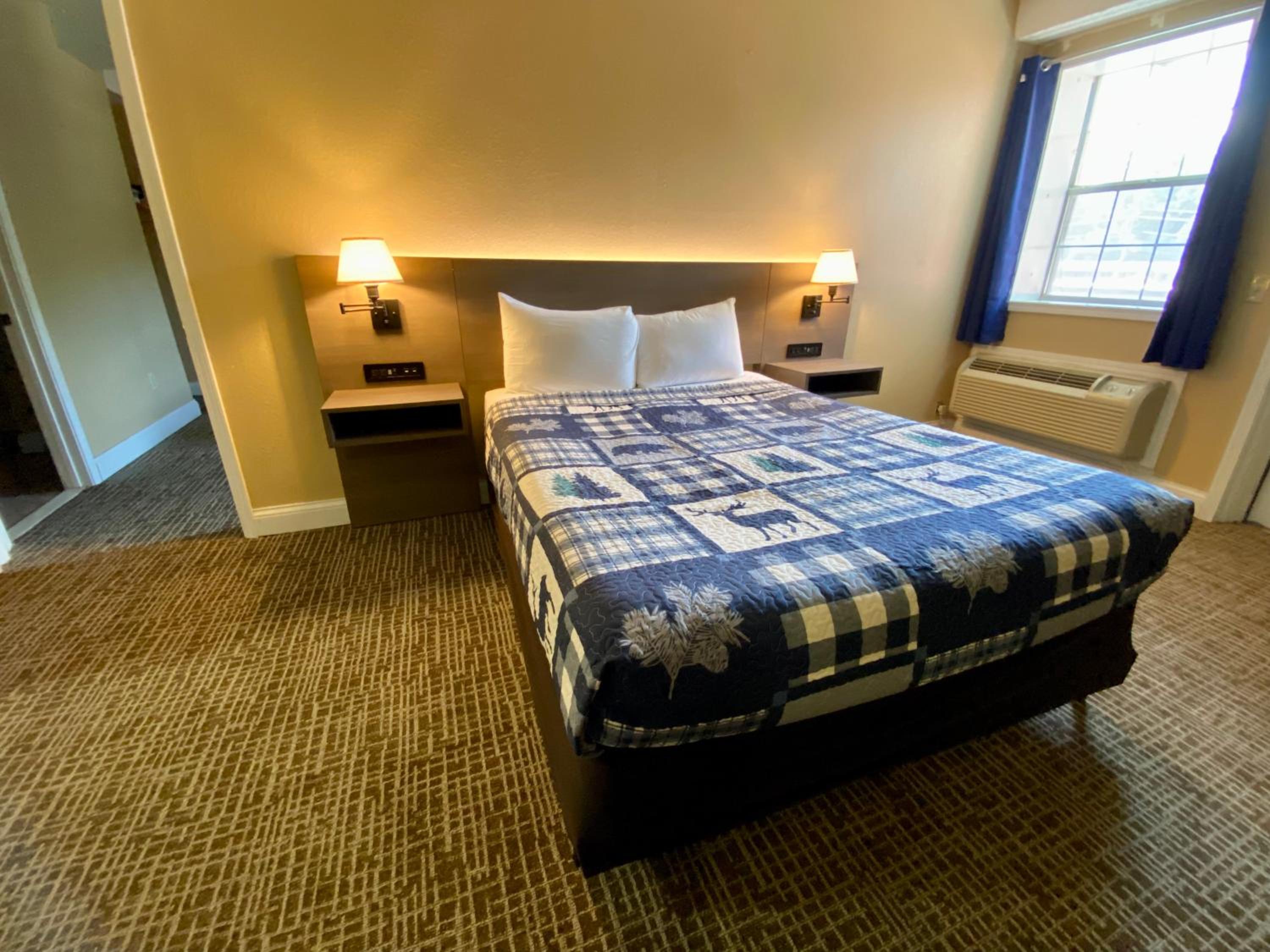 Deluxe Queen Suite - Photo 8