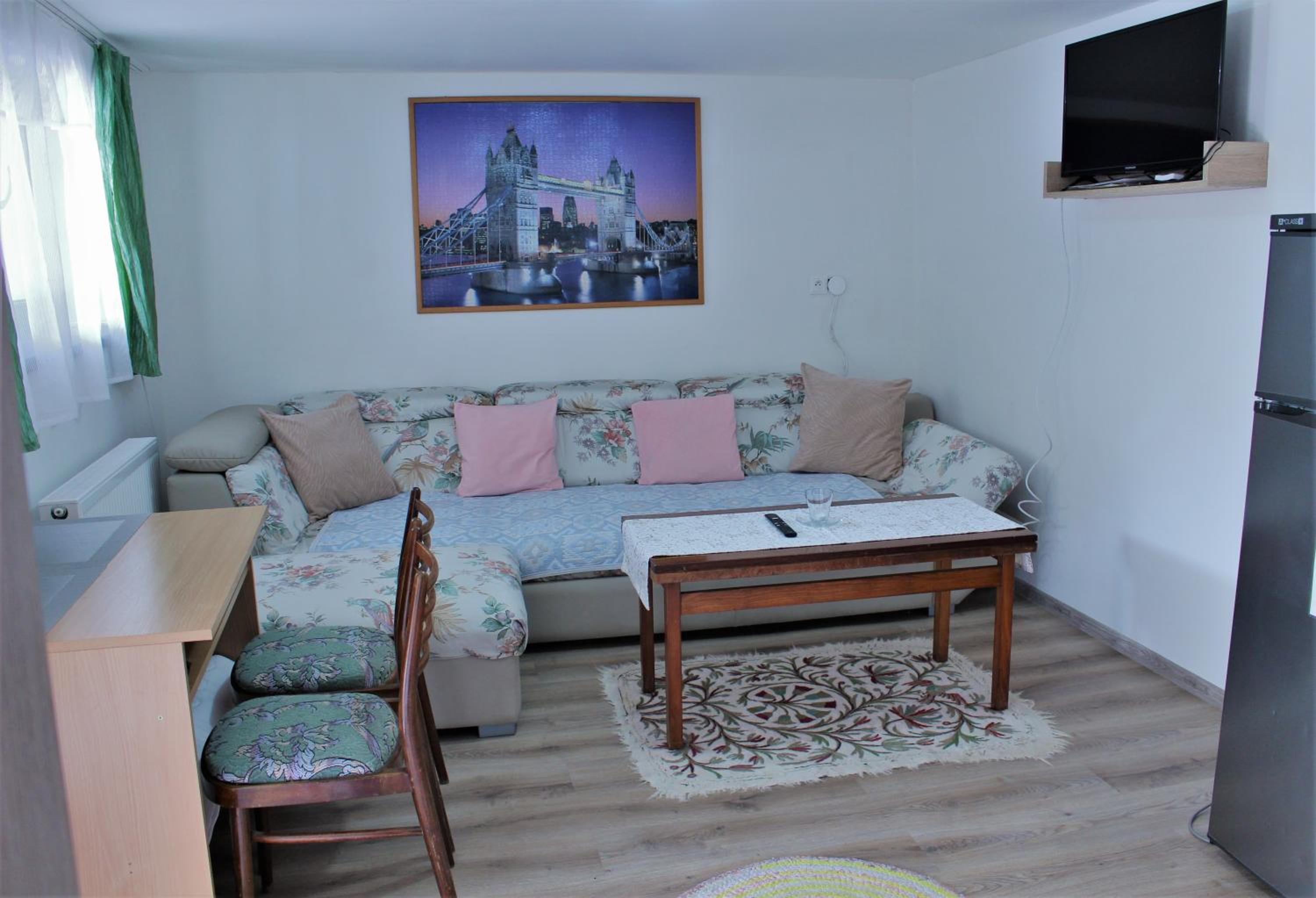 One-Bedroom Apartment - Photo 1
