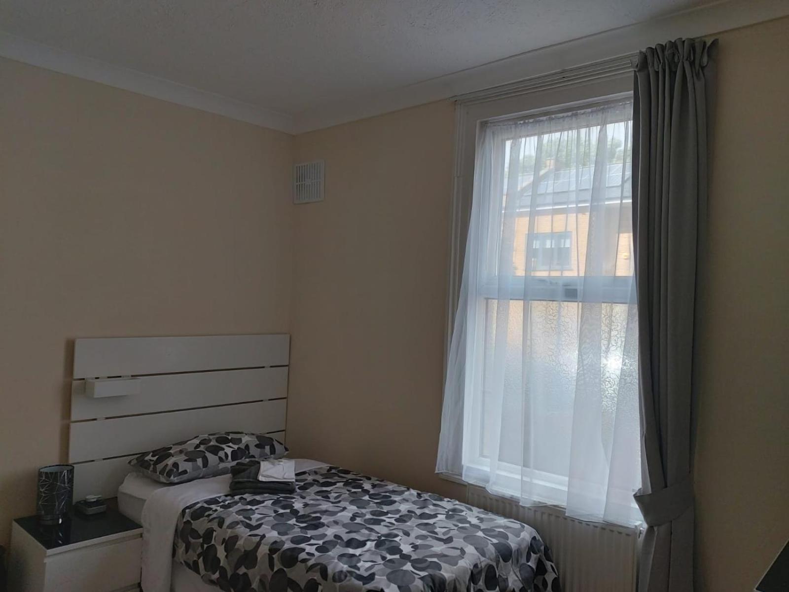 Single Room with Shared Shower and Toilet photo 1