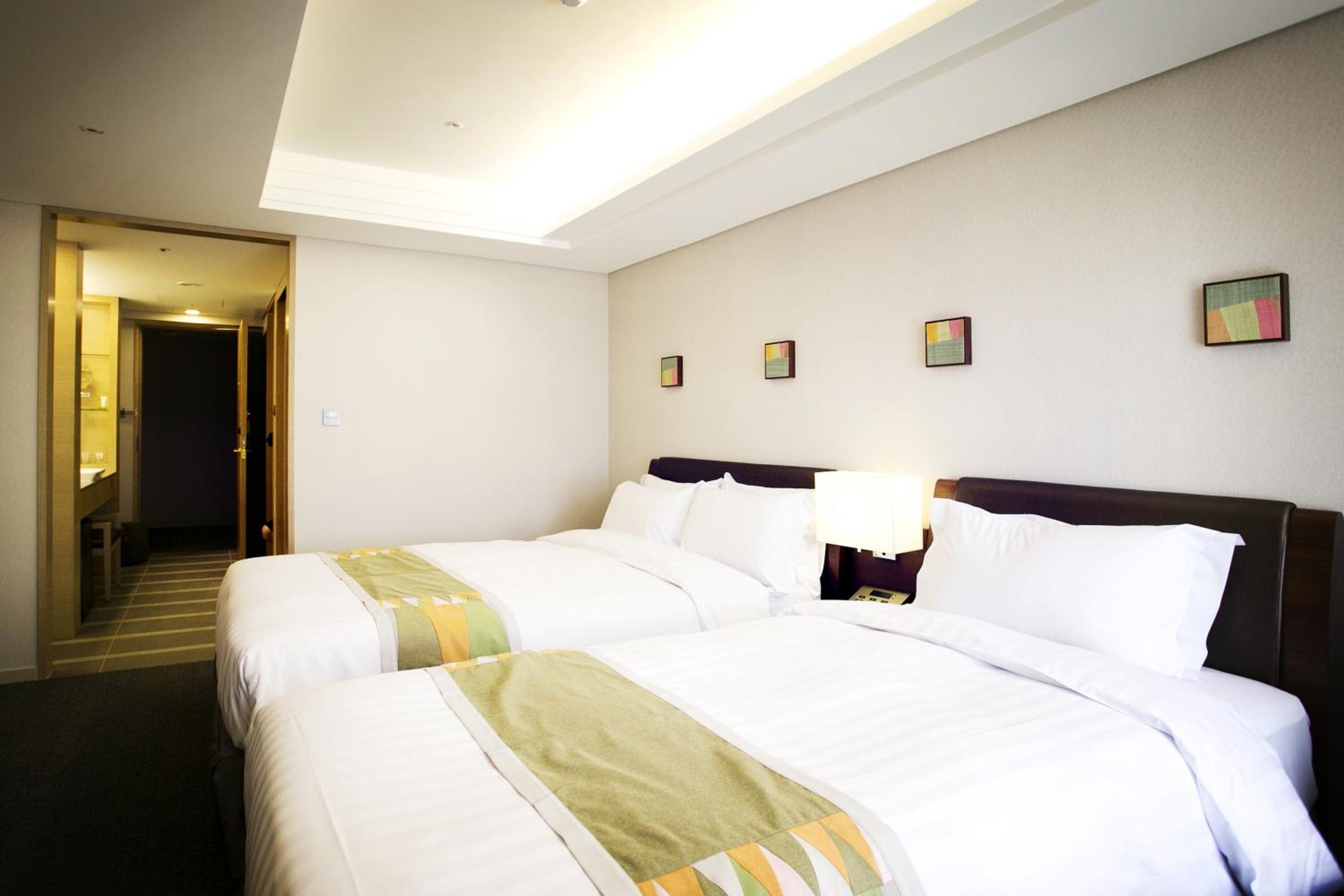 Family Twin Room - Photo 2