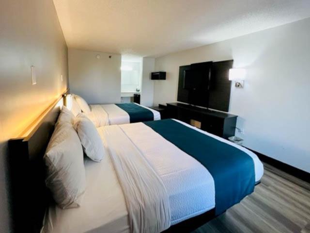 Queen Room with Two Queen Beds - Non-Smoking - Photo 6