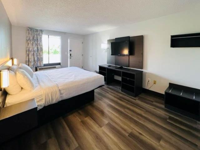King Room - Non-Smoking - Photo 3