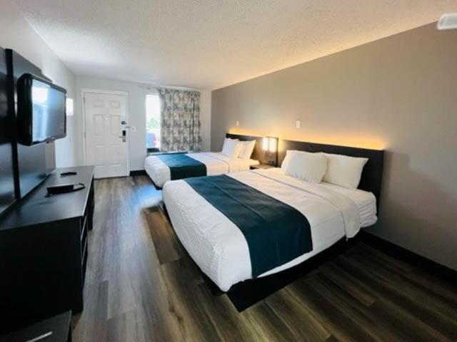 Queen Room with Two Queen Beds - Non-Smoking - Photo 2