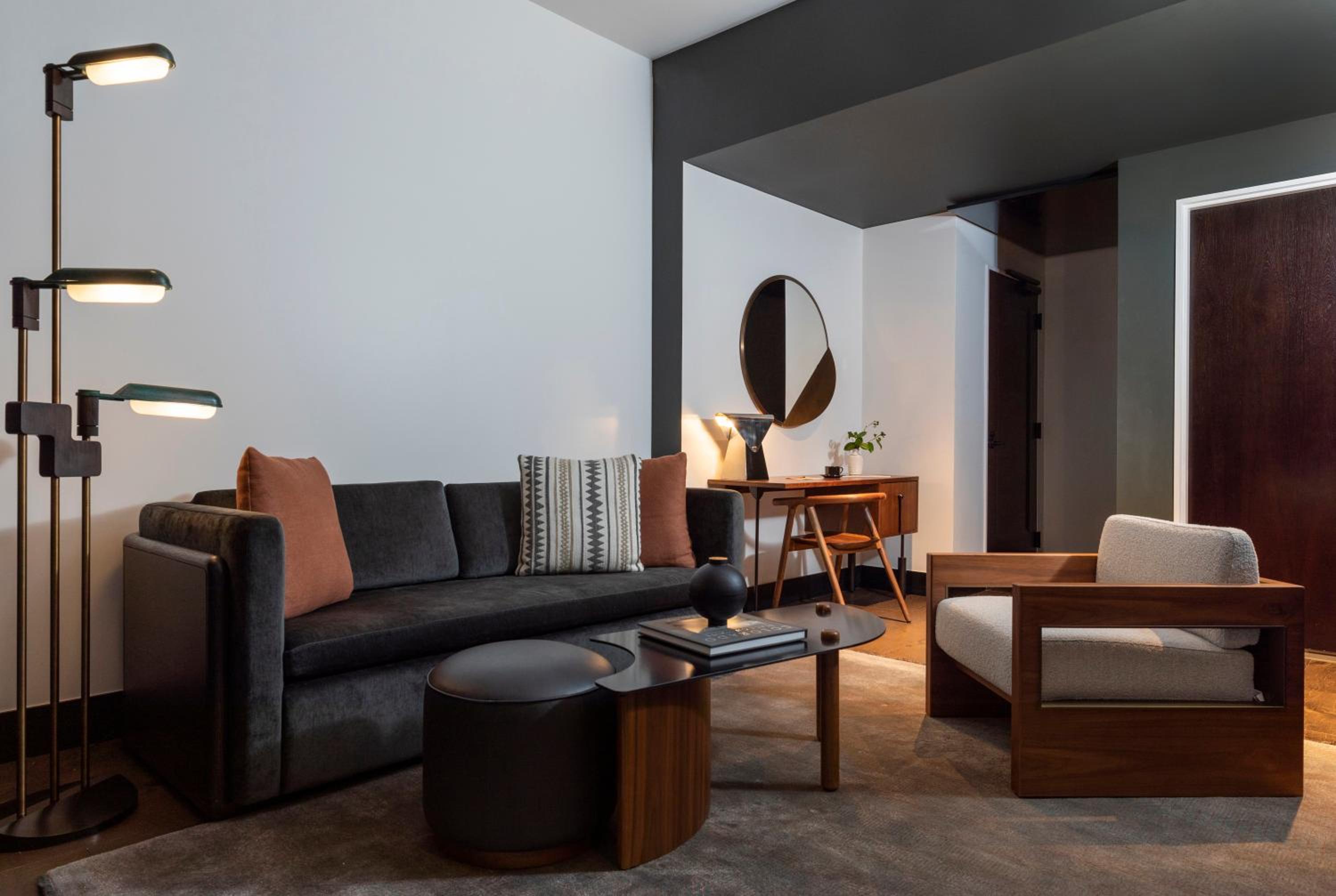 Executive Suite - Photo 3