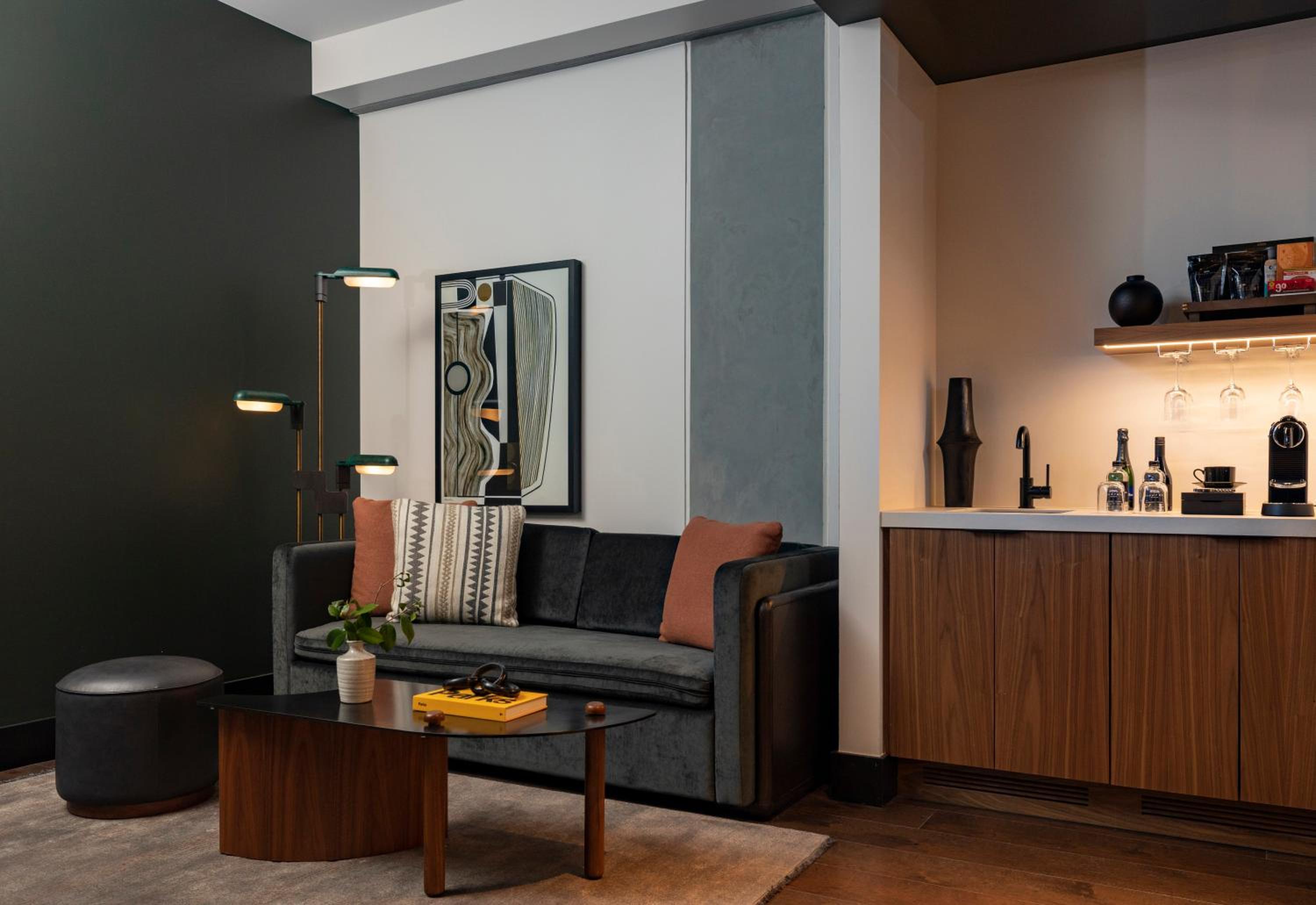 Executive Suite - Photo 4