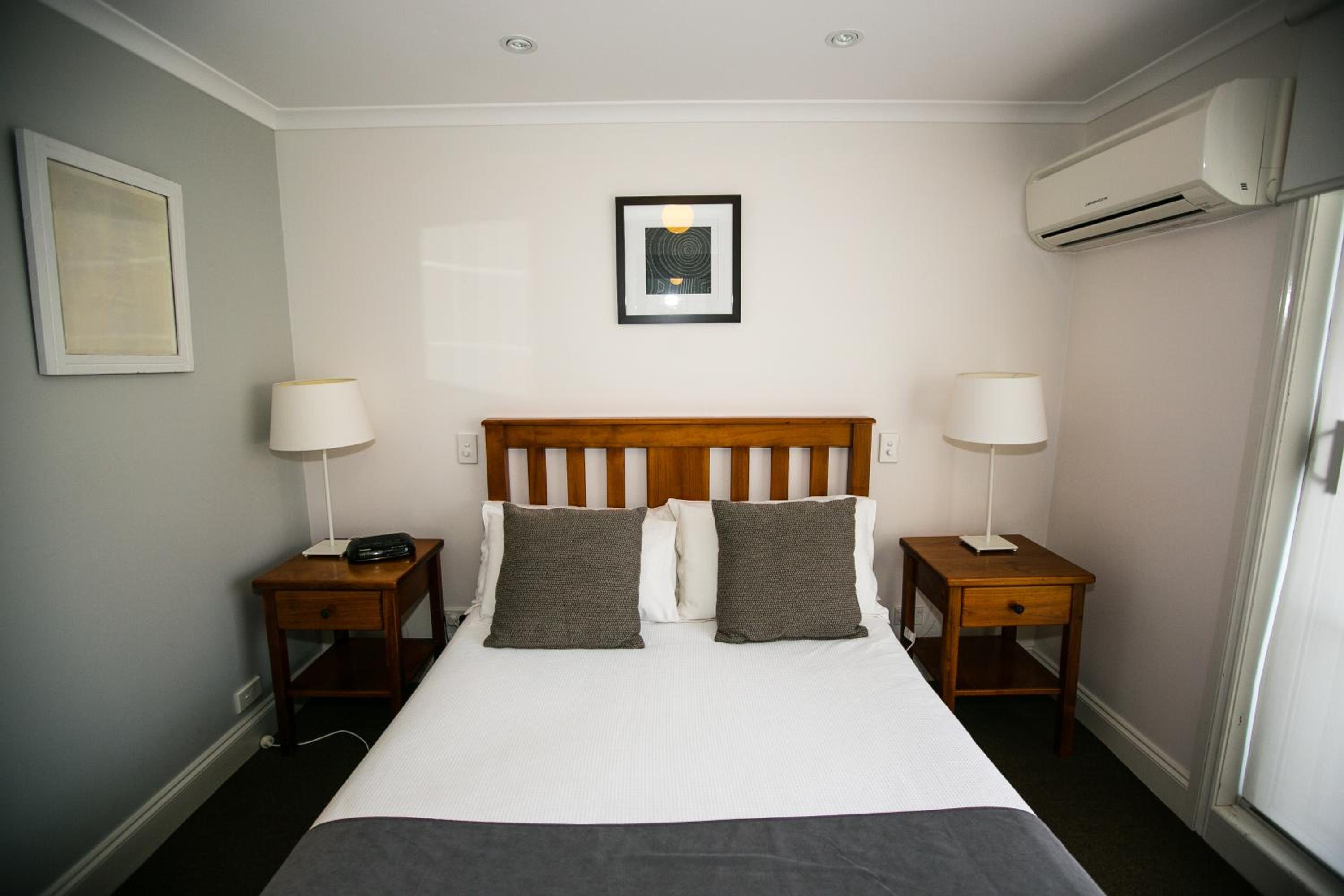 Small Double Room with Private Bathroom - Guest House - Photo 5