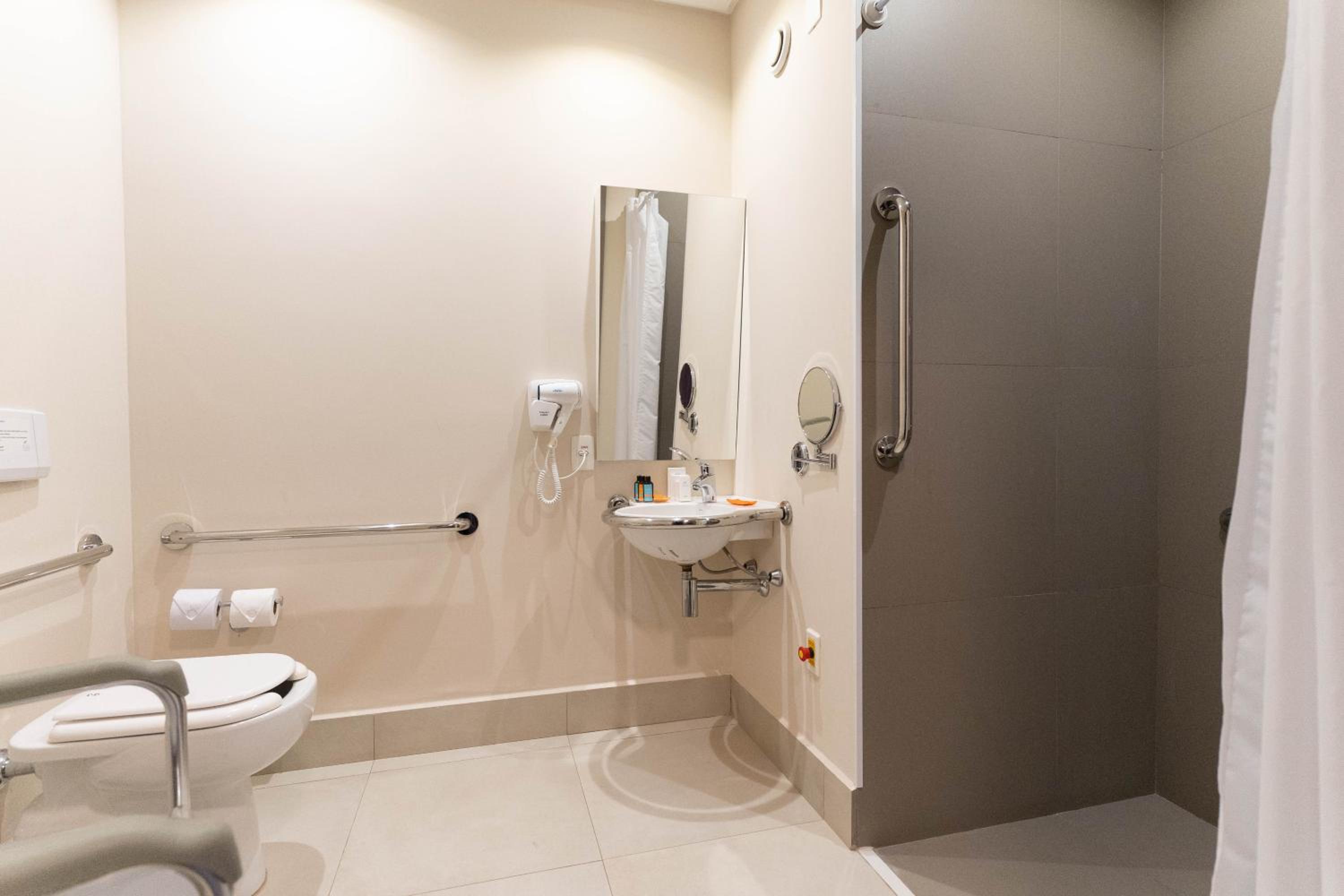 Queen Room - Disability Access photo 3