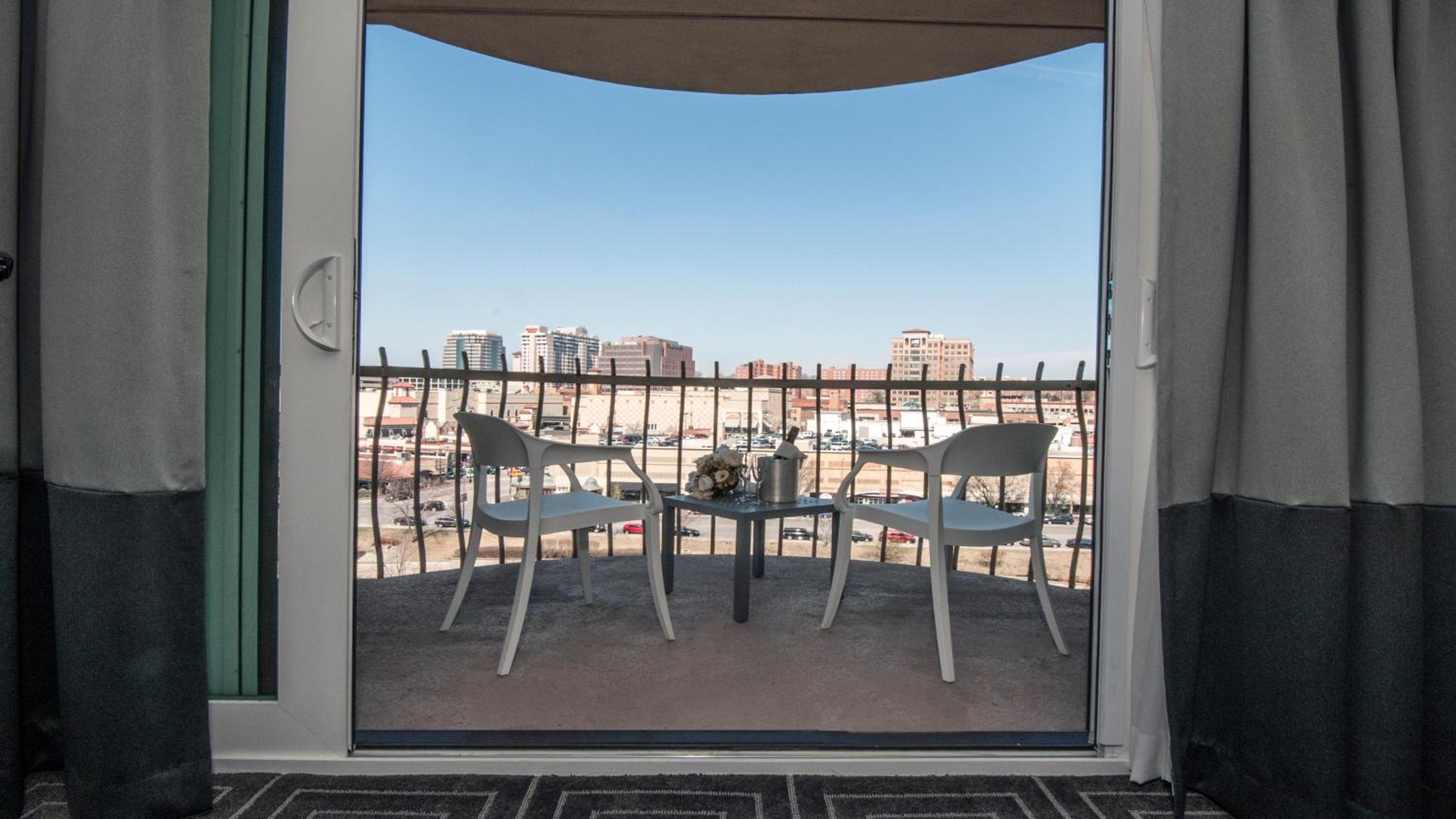 Classic Concierge King Room with Plaza View - Photo 2