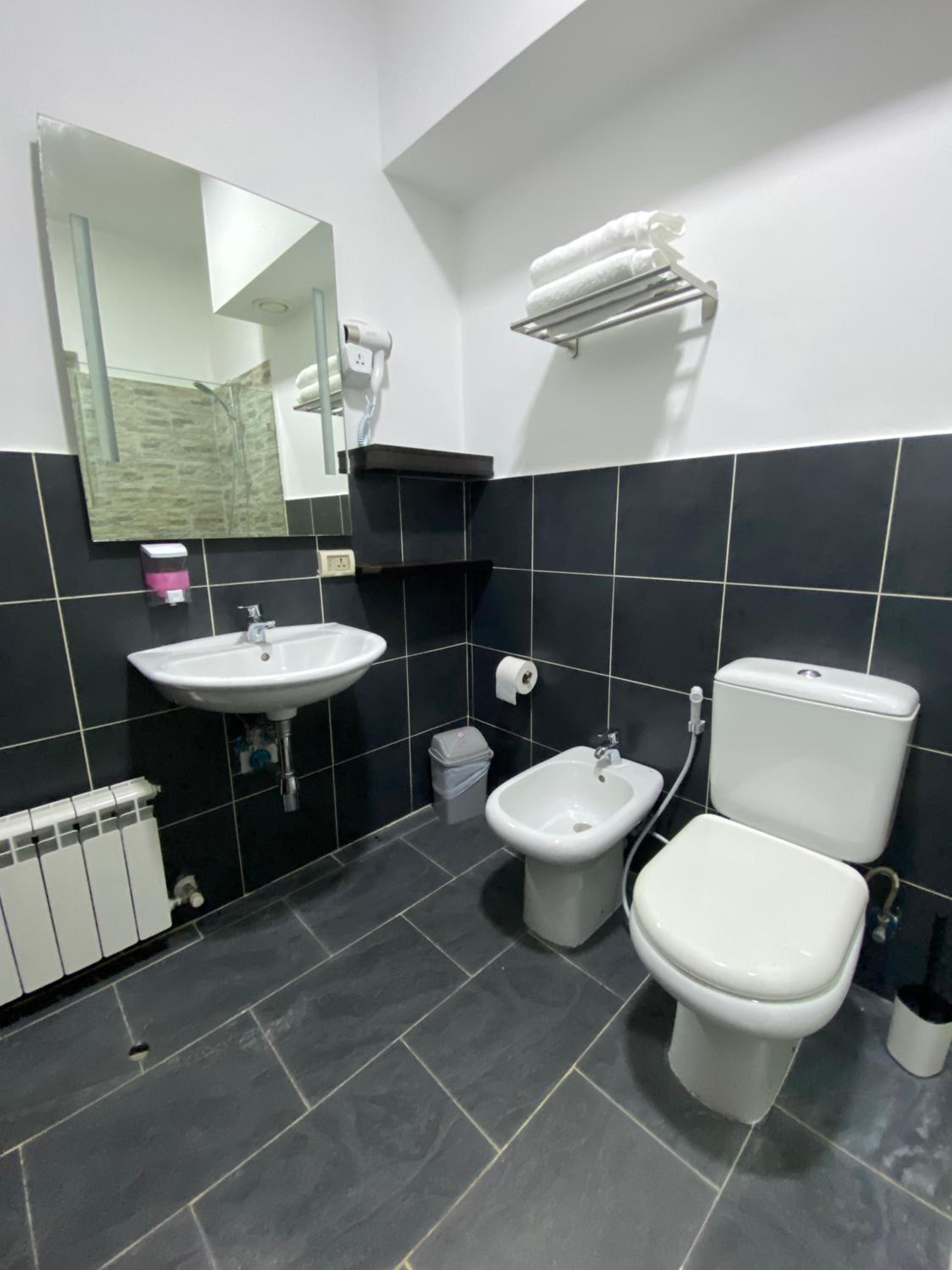 Double Room with Private Bathroom - Photo 5