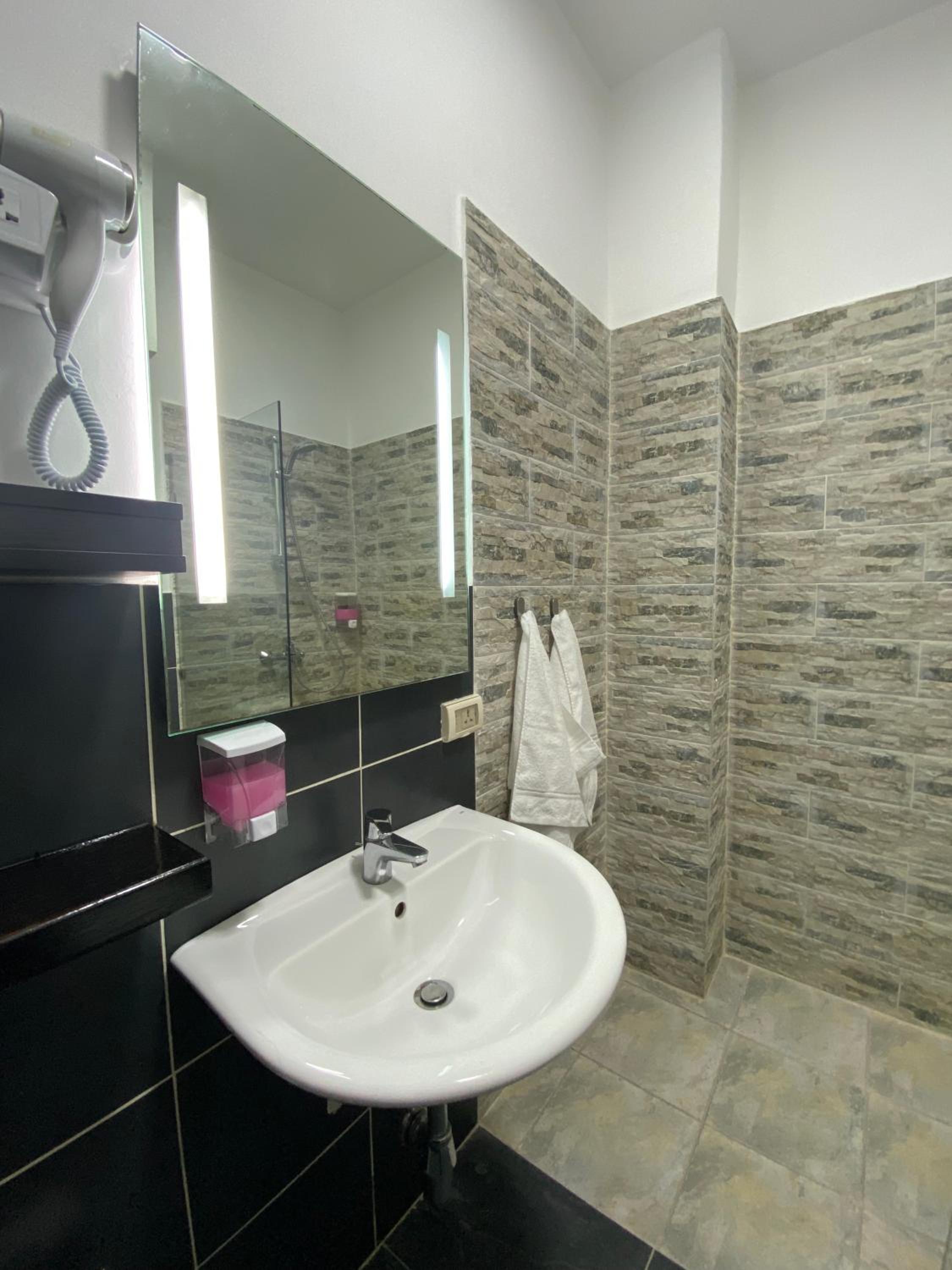 Double Room with Private Bathroom - Photo 34