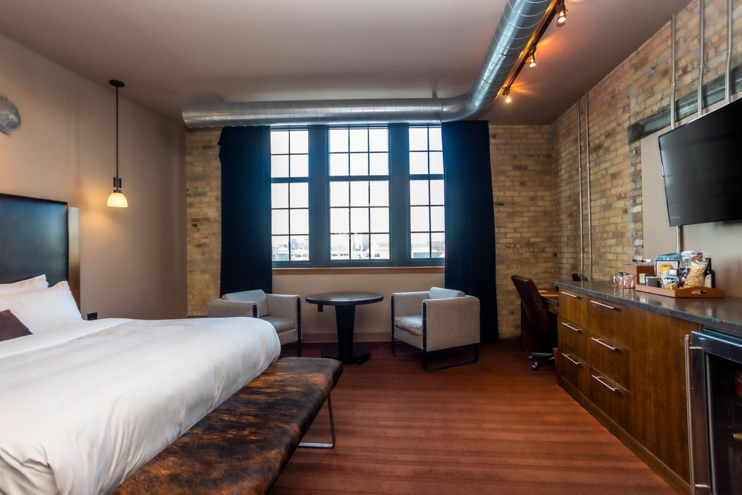 Custom Deluxe King Room - Photo 6