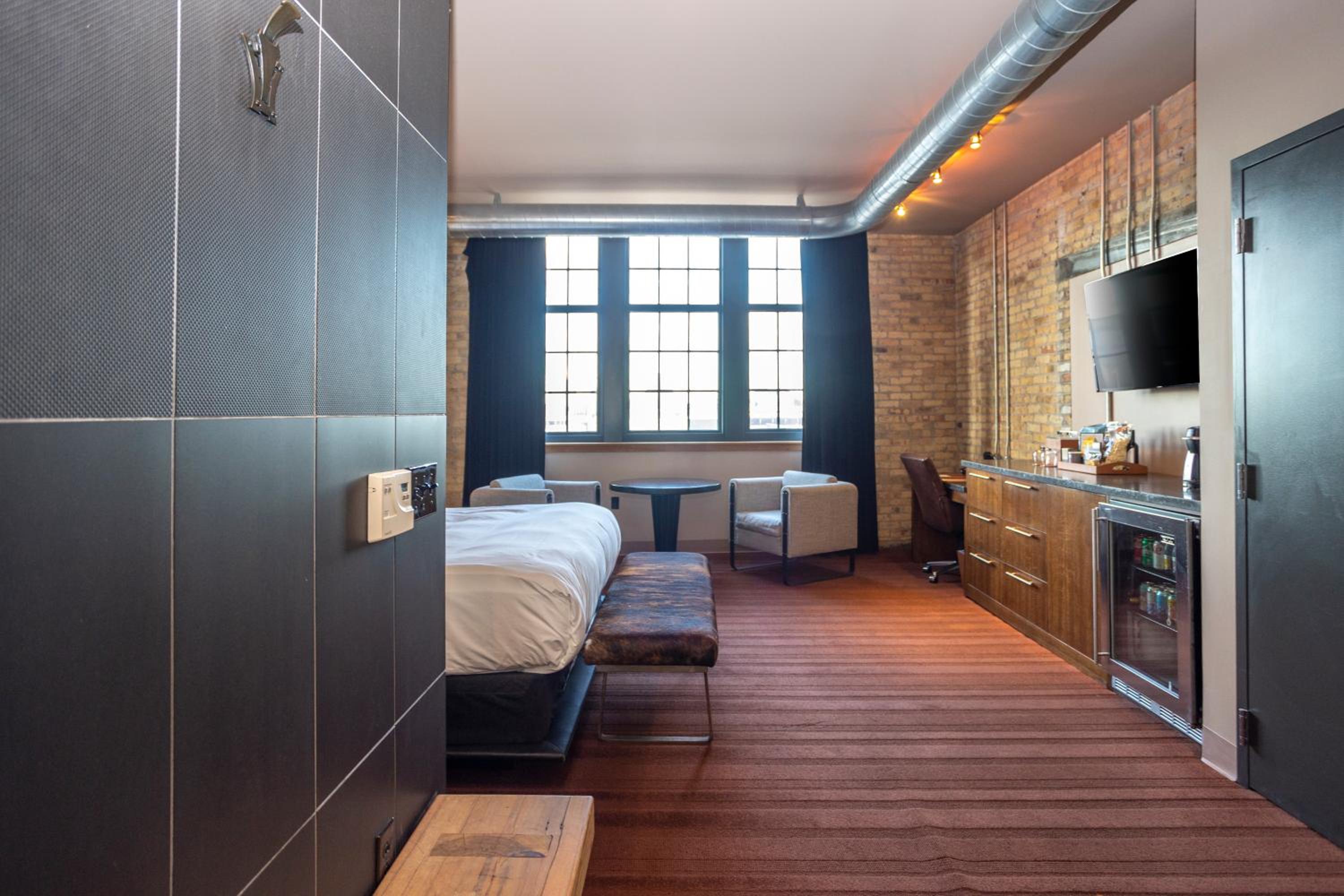 Custom Deluxe King Room - Photo 5