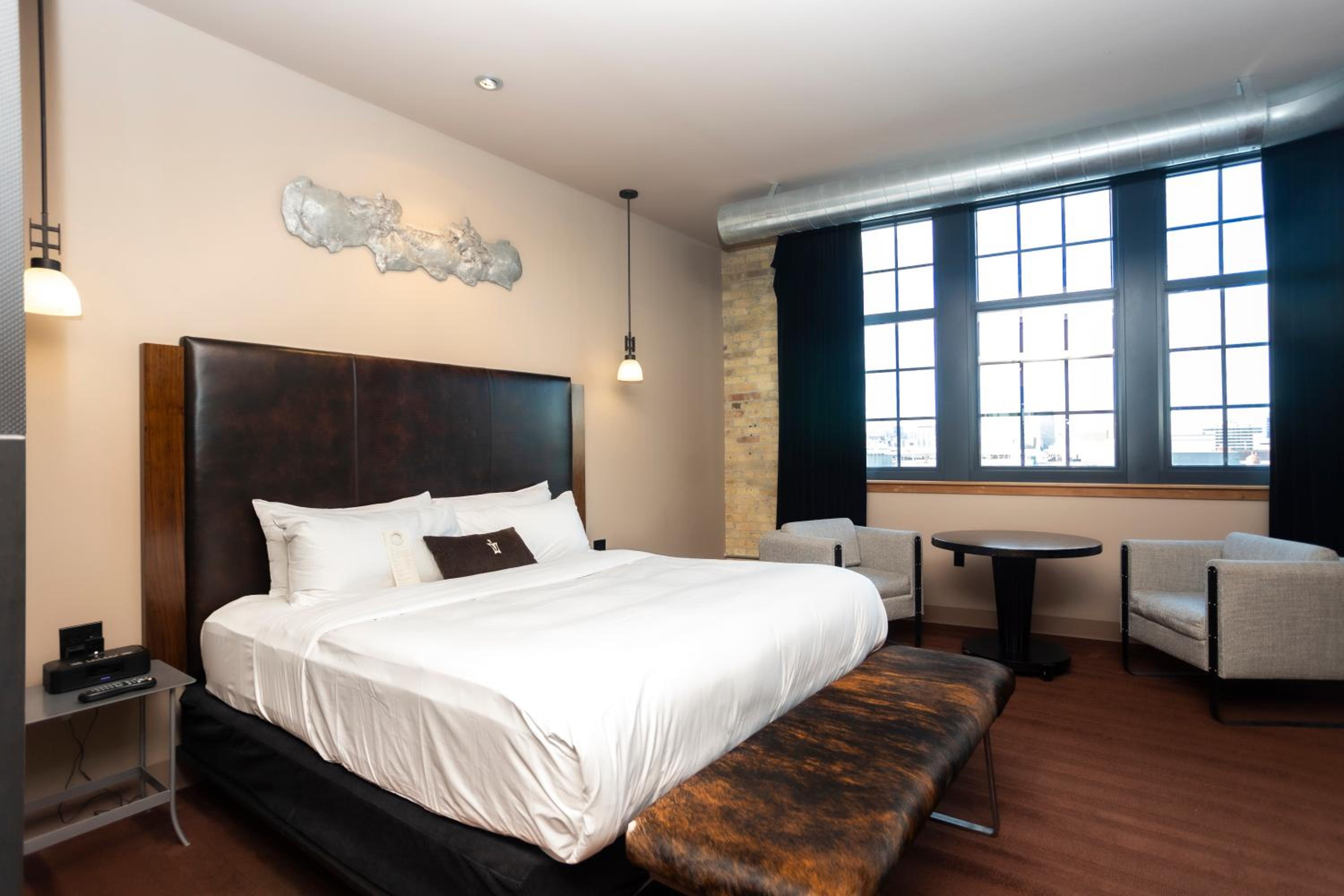 Custom Deluxe King Room - Photo 3