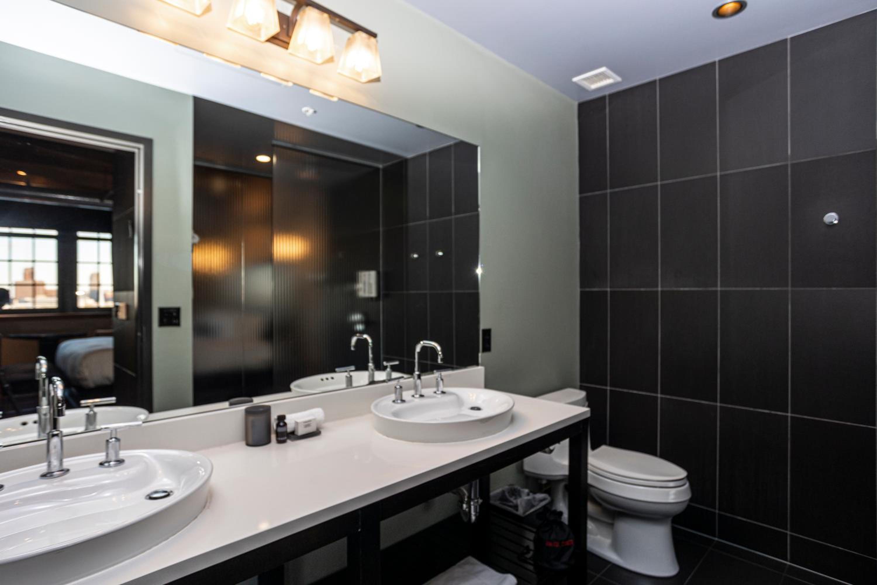 Custom Deluxe King Room - Photo 4