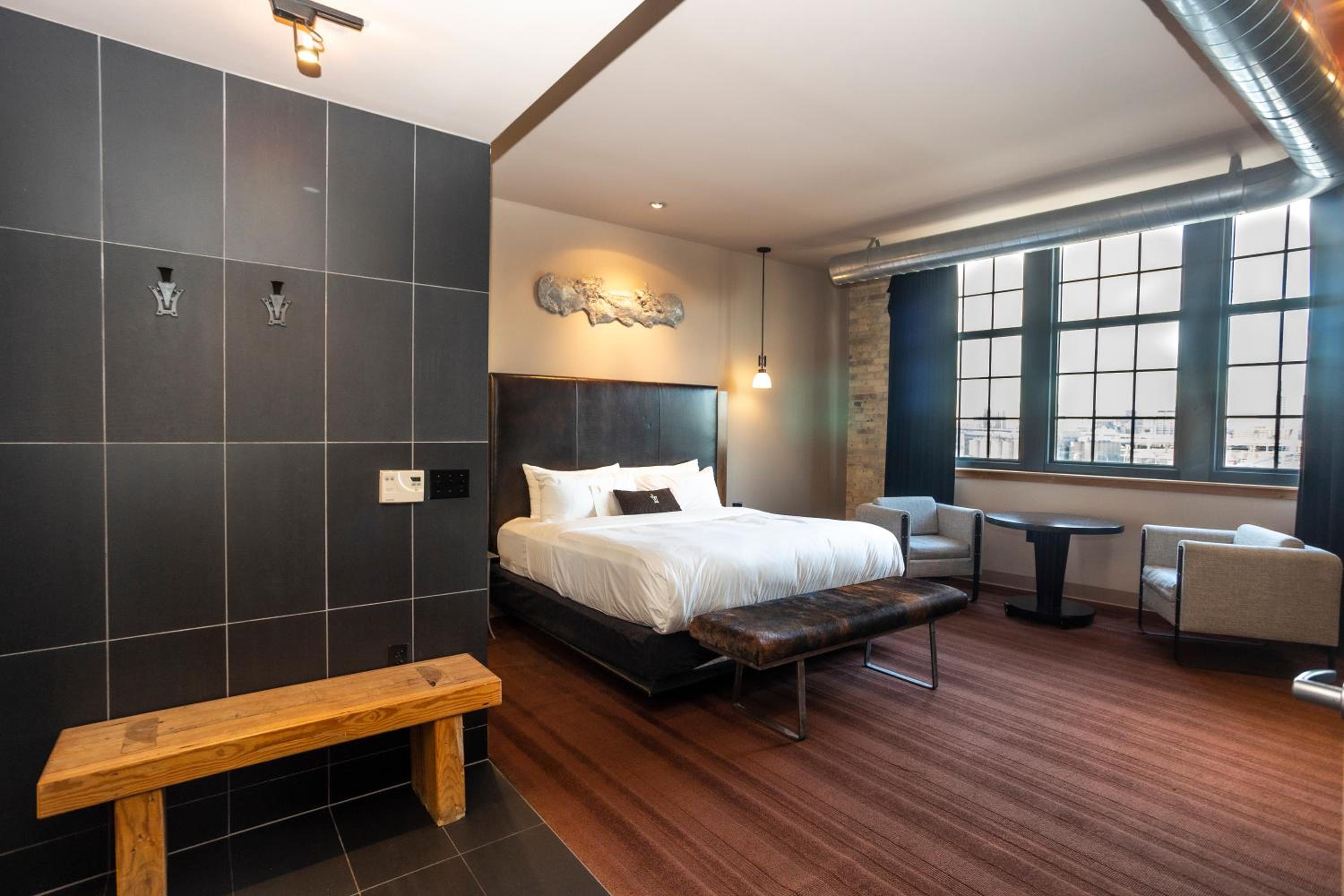 Custom Deluxe King Room - Photo 2
