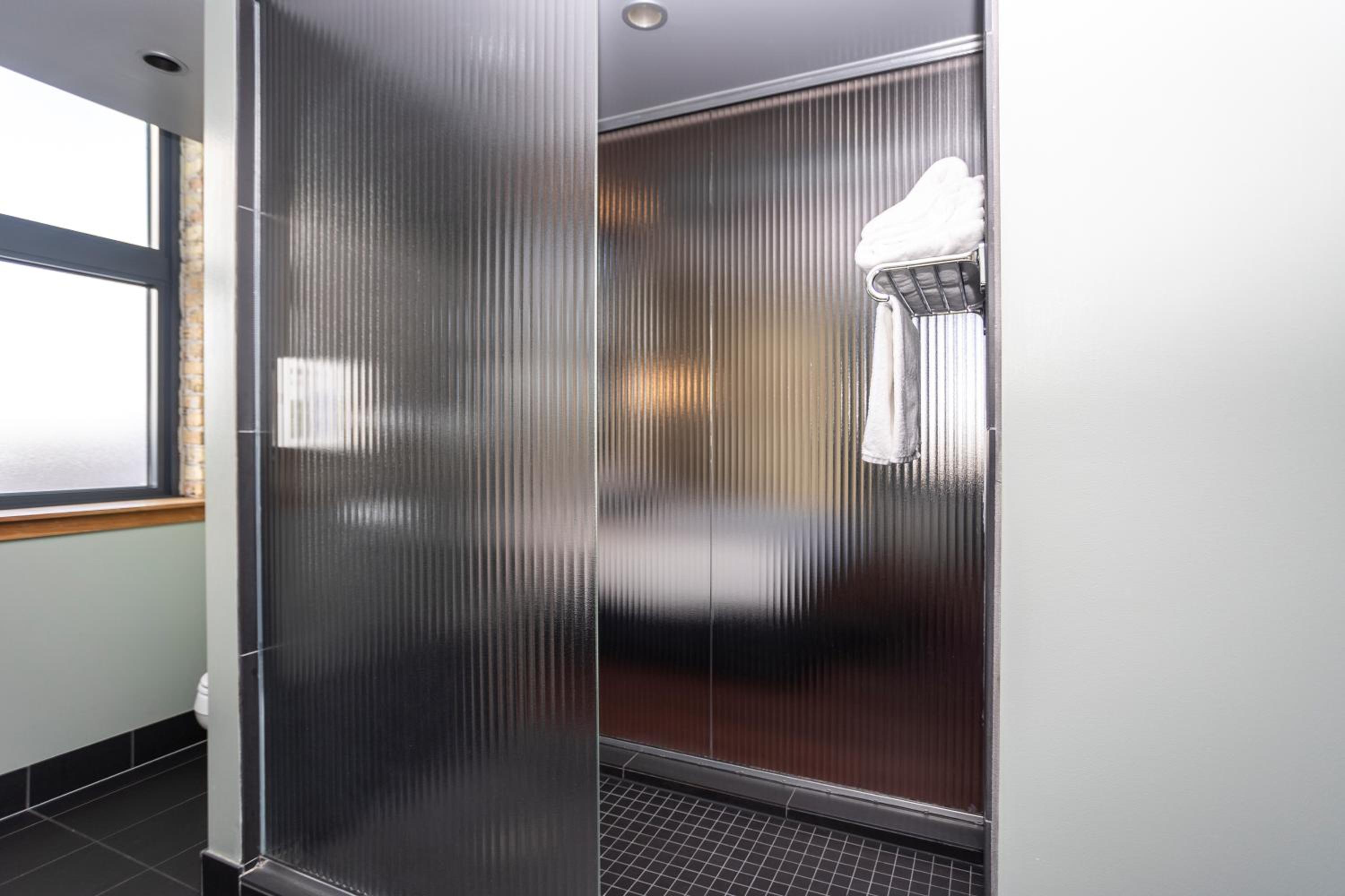 Corner Alcove Room - Photo 4