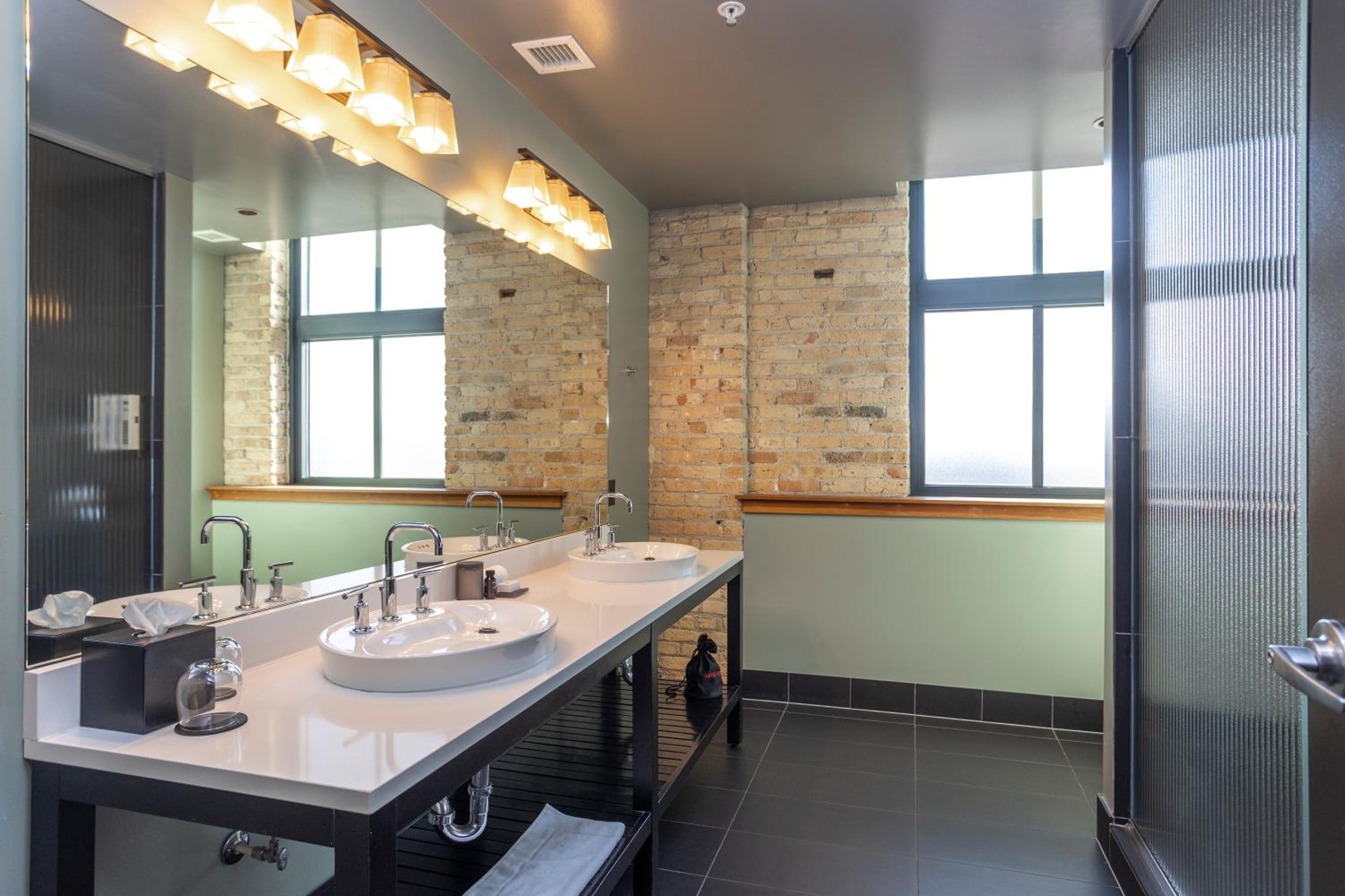 Corner Alcove Room - Photo 6