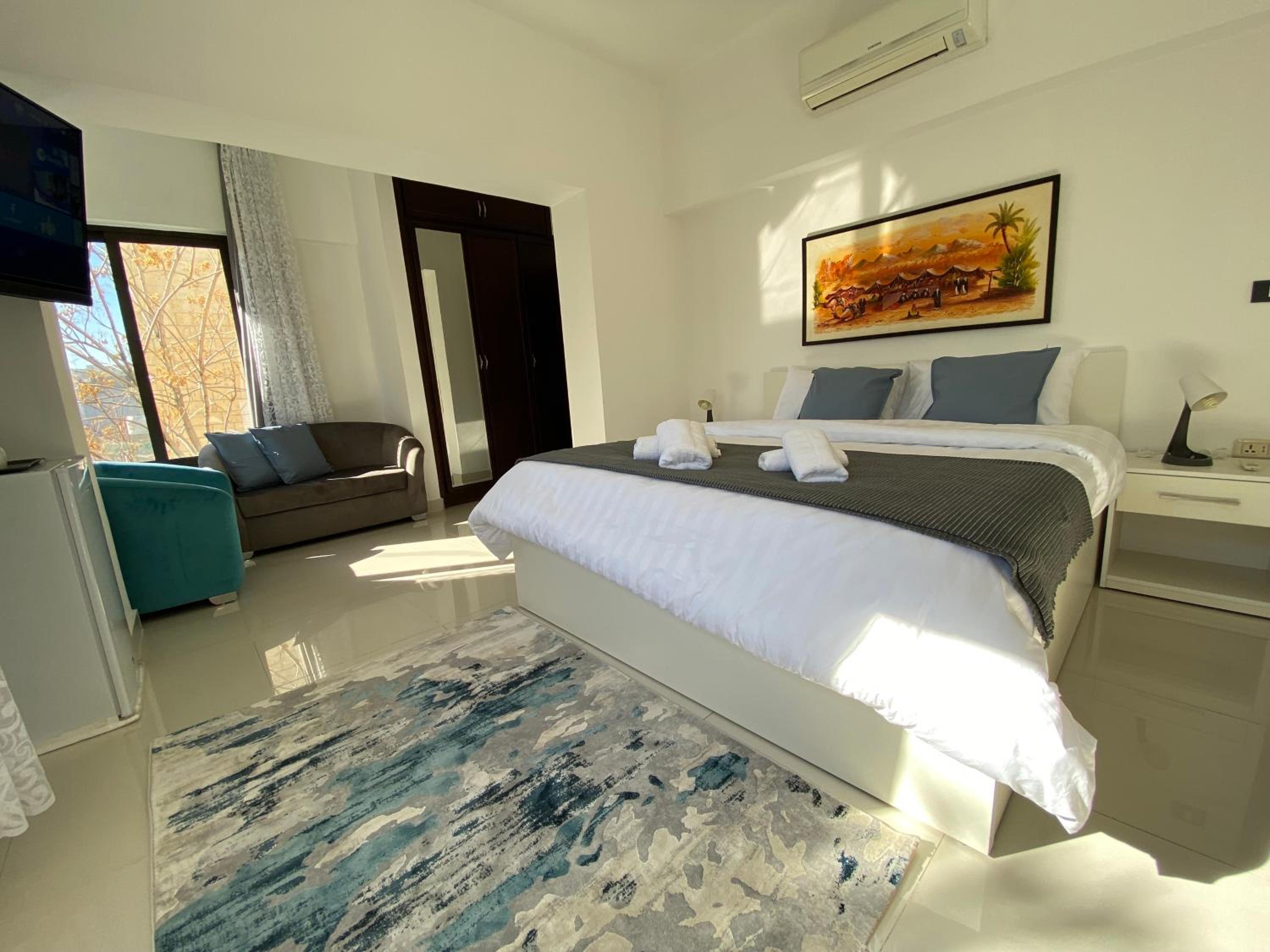 Superior King Room - Photo 10
