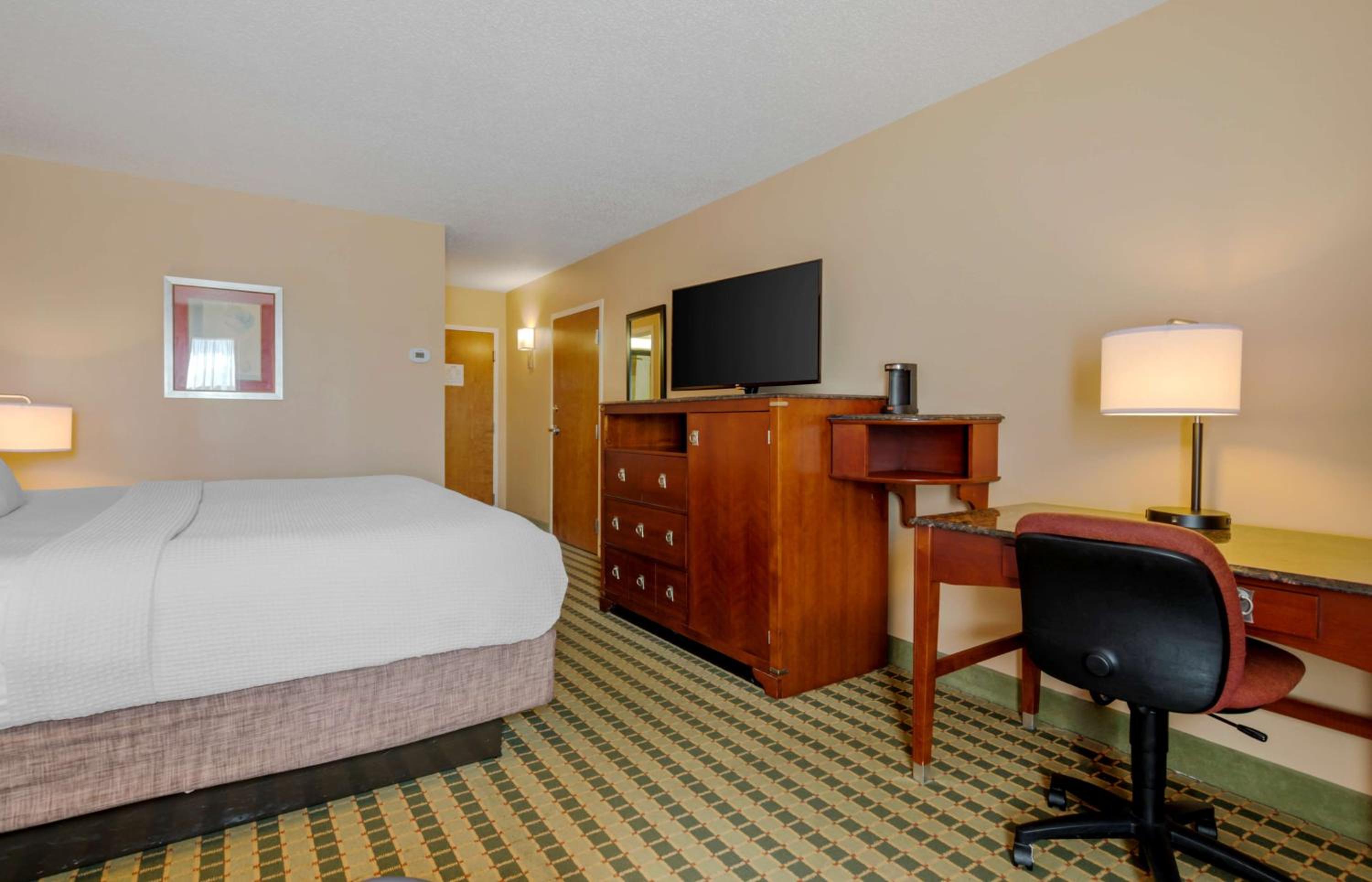 King Room with Bath Tub - Disability Access/Non-Smoking  - Photo 9