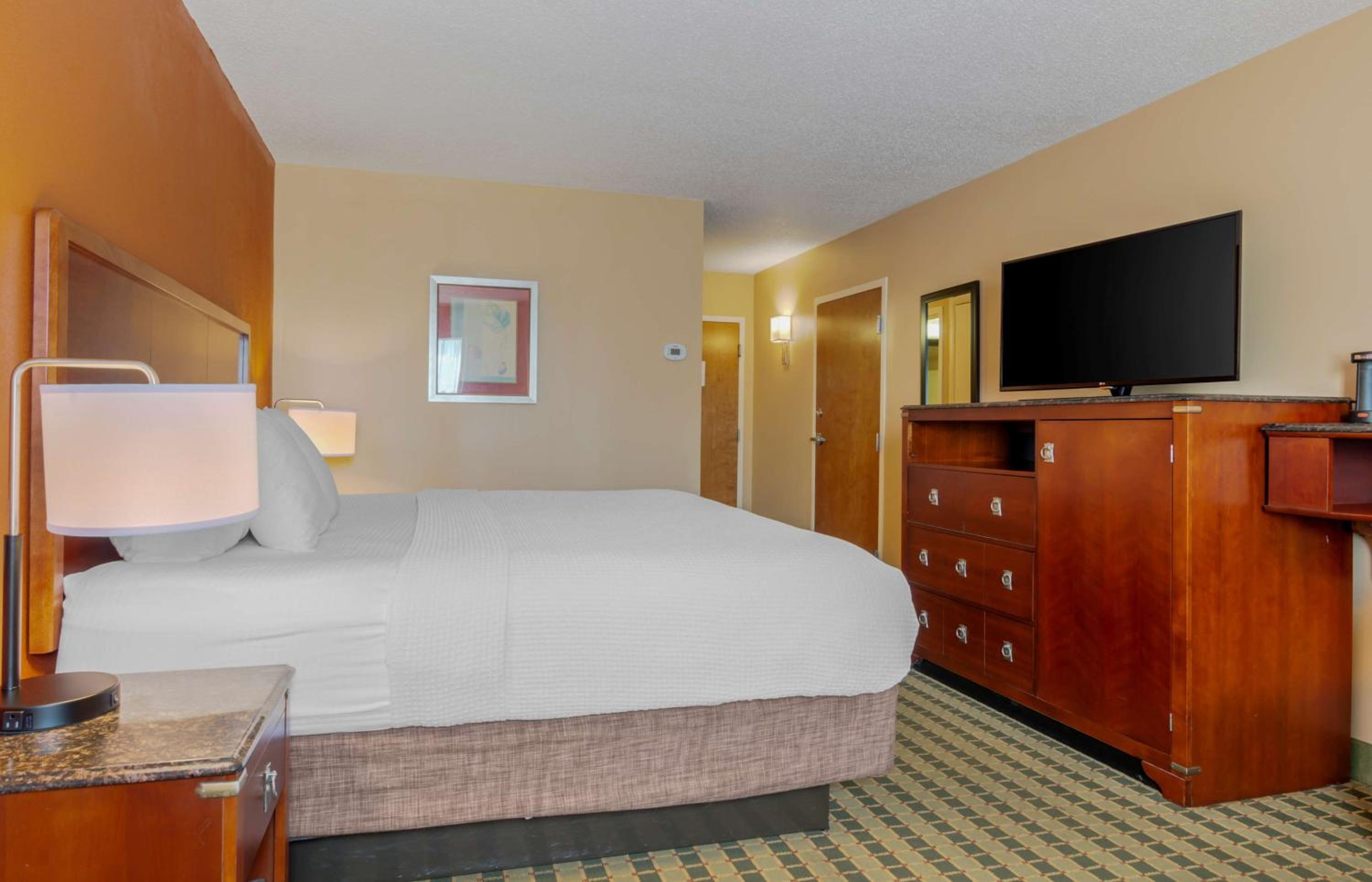 King Room with Bath Tub - Disability Access/Non-Smoking  - Photo 8