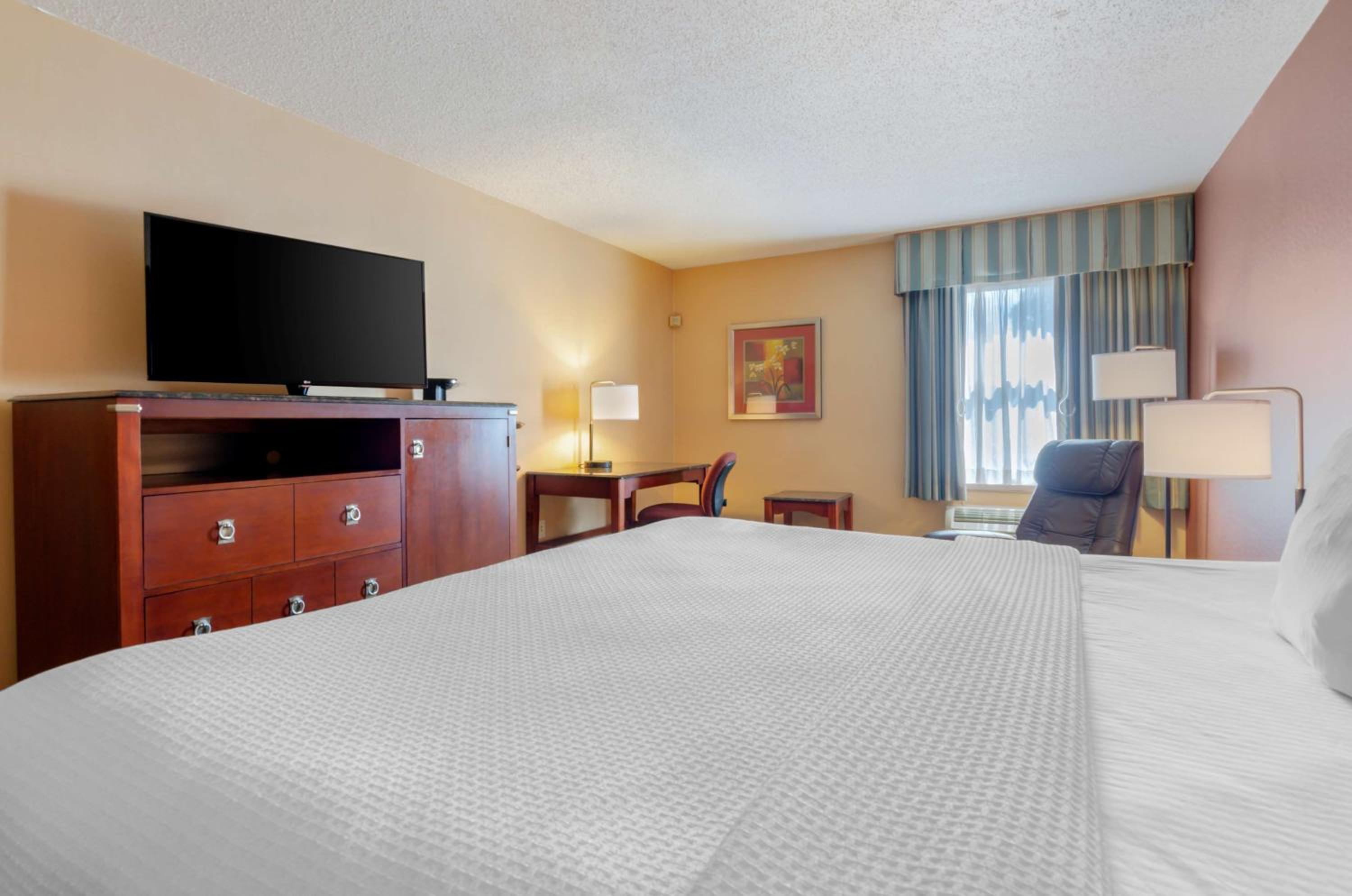 King Room with Bath Tub - Disability Access/Non-Smoking  - Photo 6