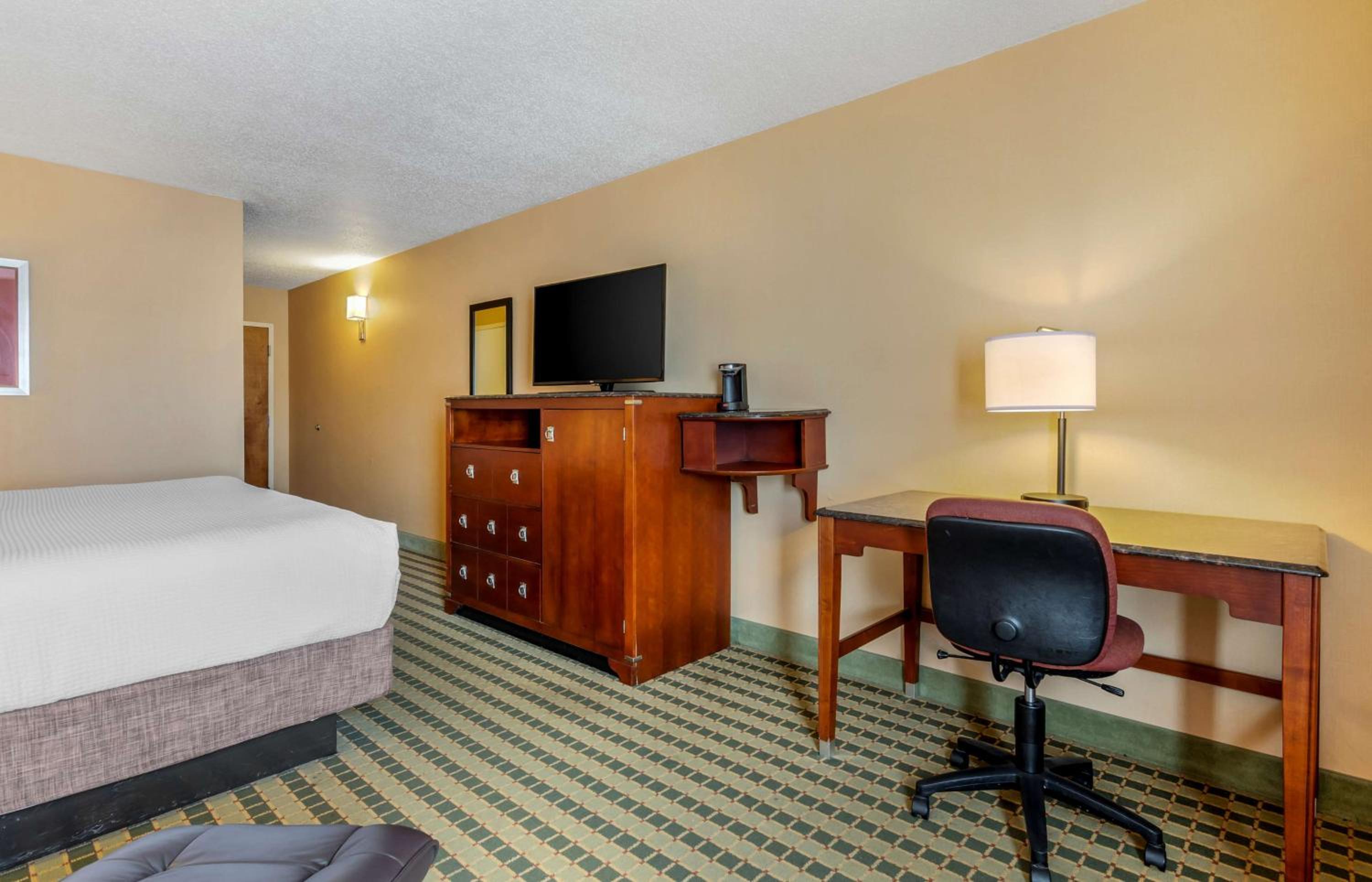 King Room with Bath Tub - Disability Access/Non-Smoking  - Photo 4