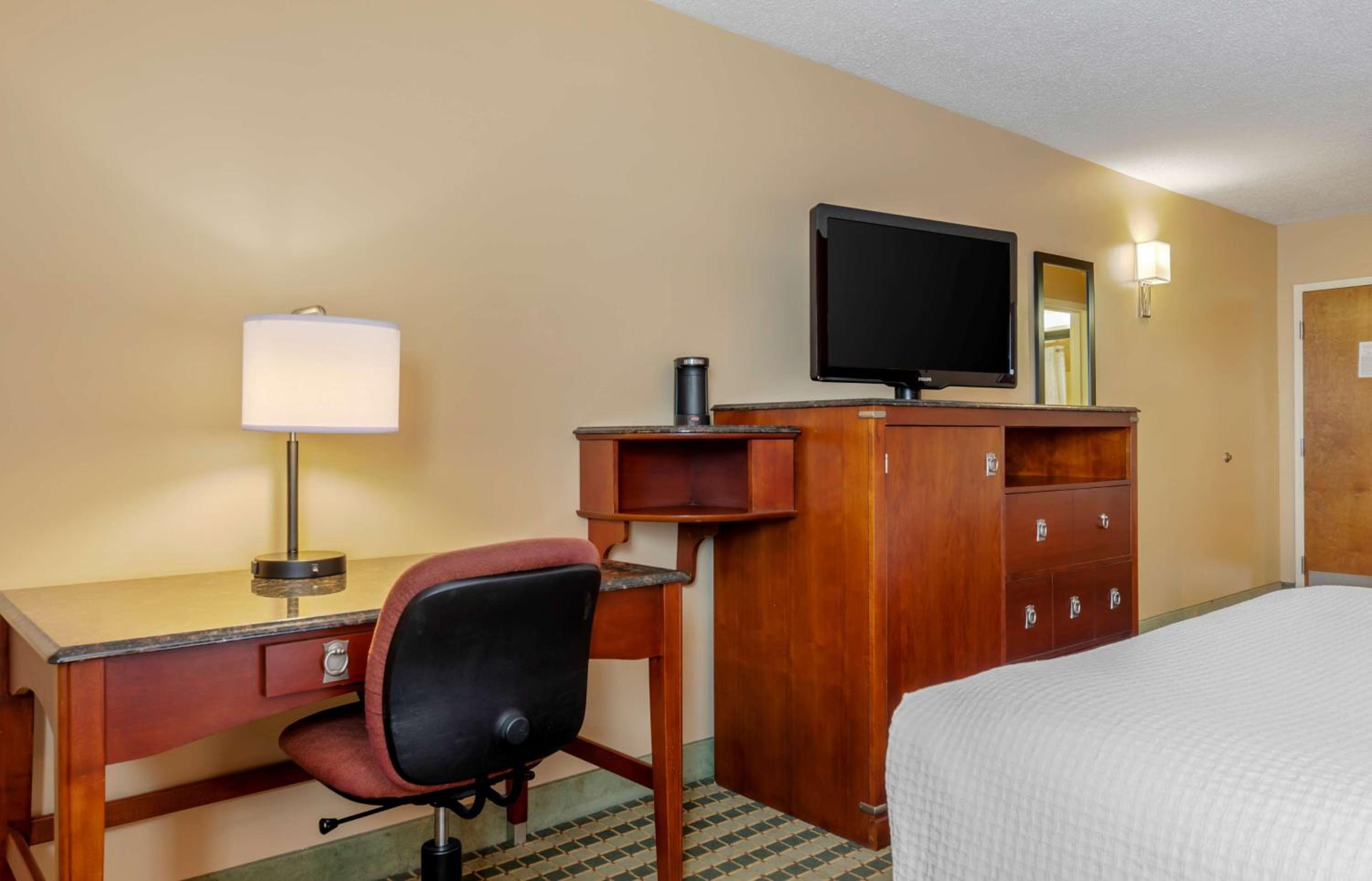 Queen Room with Two Queen Beds - Non-Smoking - Photo 3