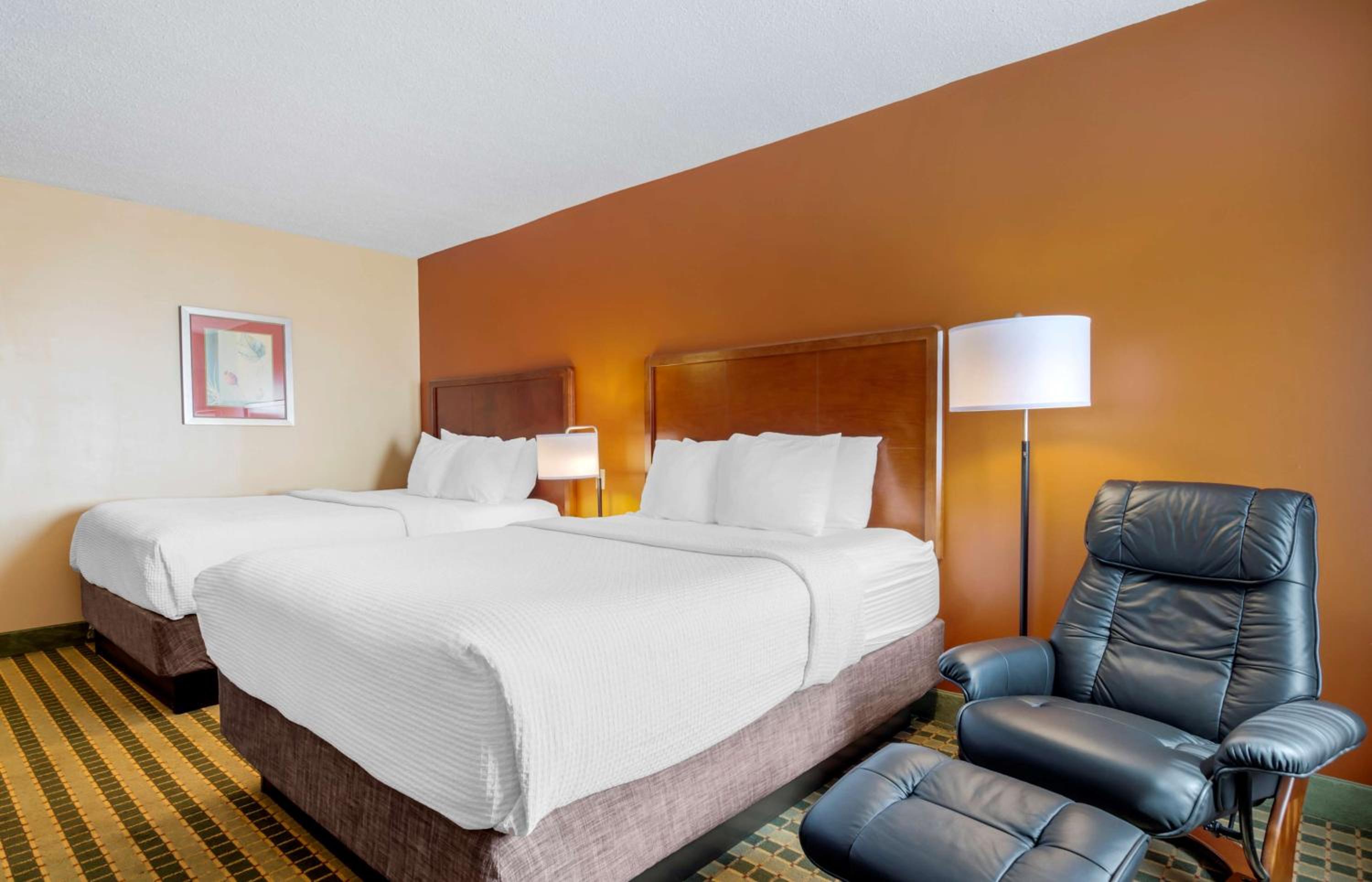 Queen Room with Two Queen Beds - Non-Smoking - Photo 2