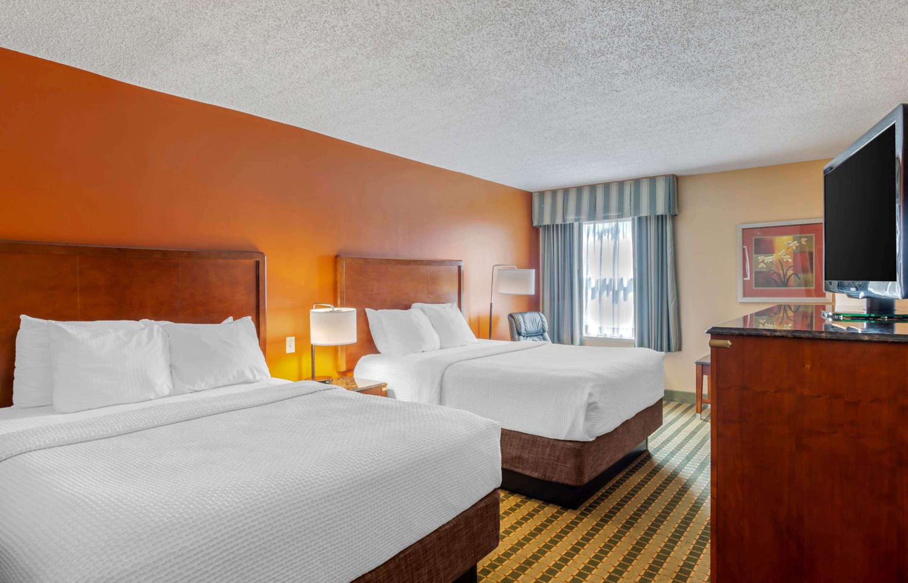 Queen Room with Two Queen Beds - Non-Smoking - Photo 4