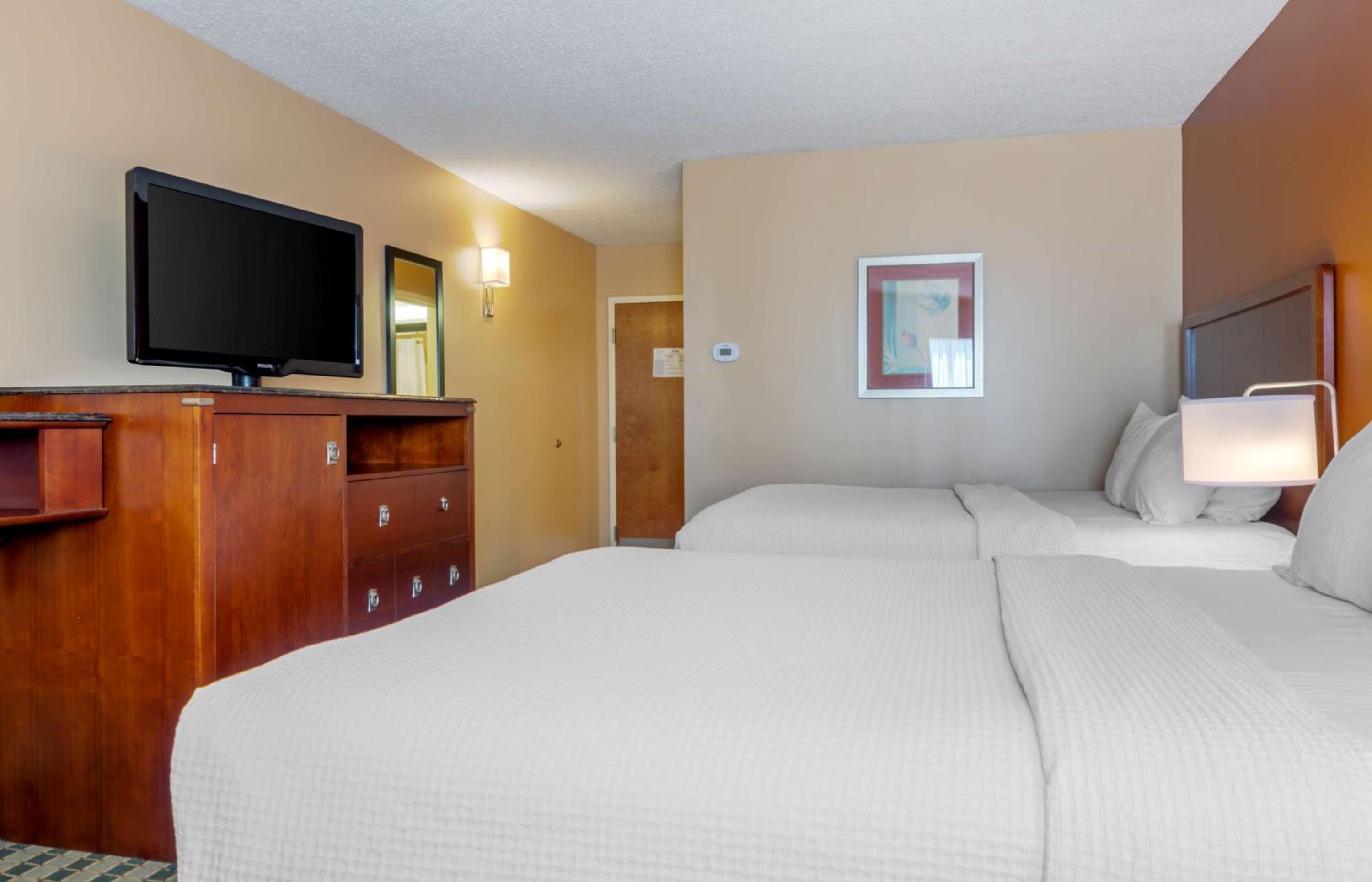 Queen Room with Two Queen Beds - Non-Smoking - Photo 5