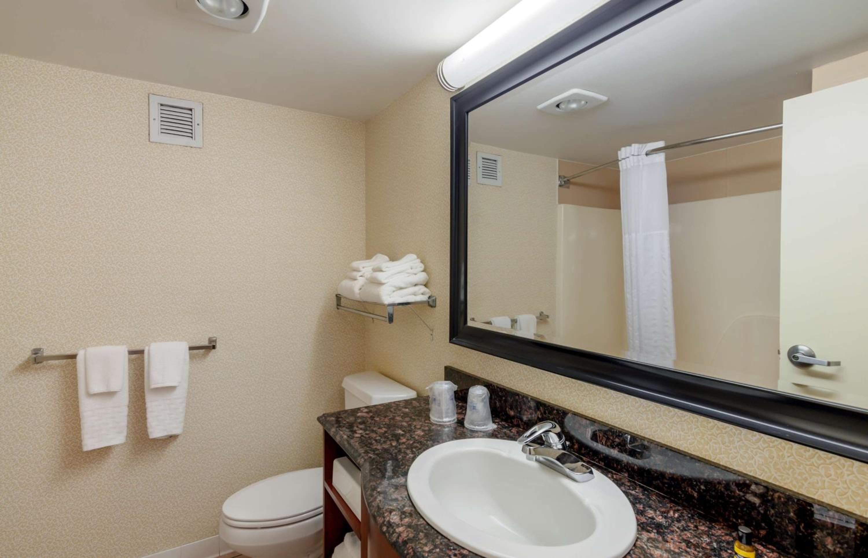 Queen Room with Two Queen Beds - Non-Smoking - Photo 6