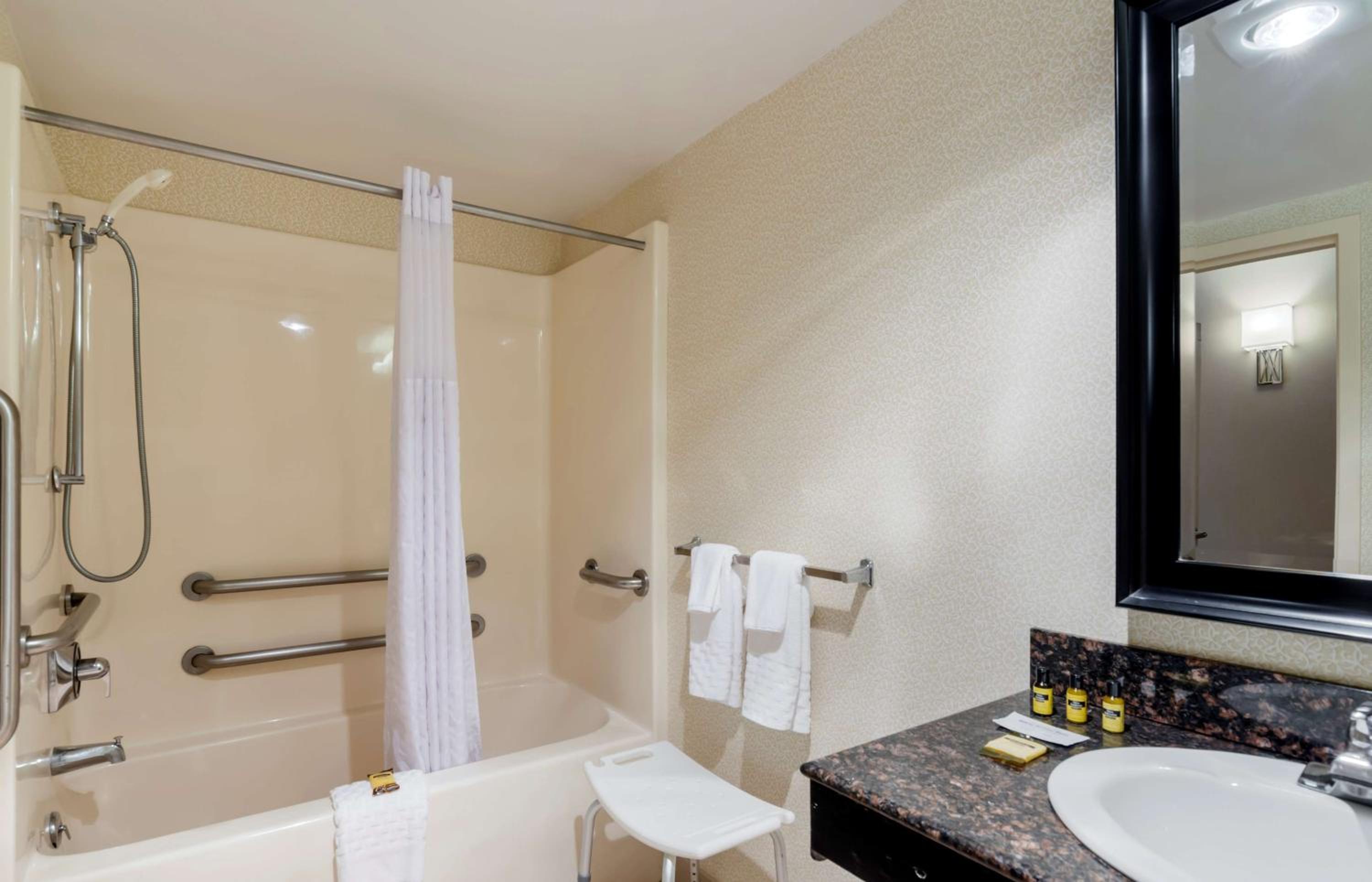 King Room with Roll-in Shower - Disability Access/Non-Smoking - Photo 11