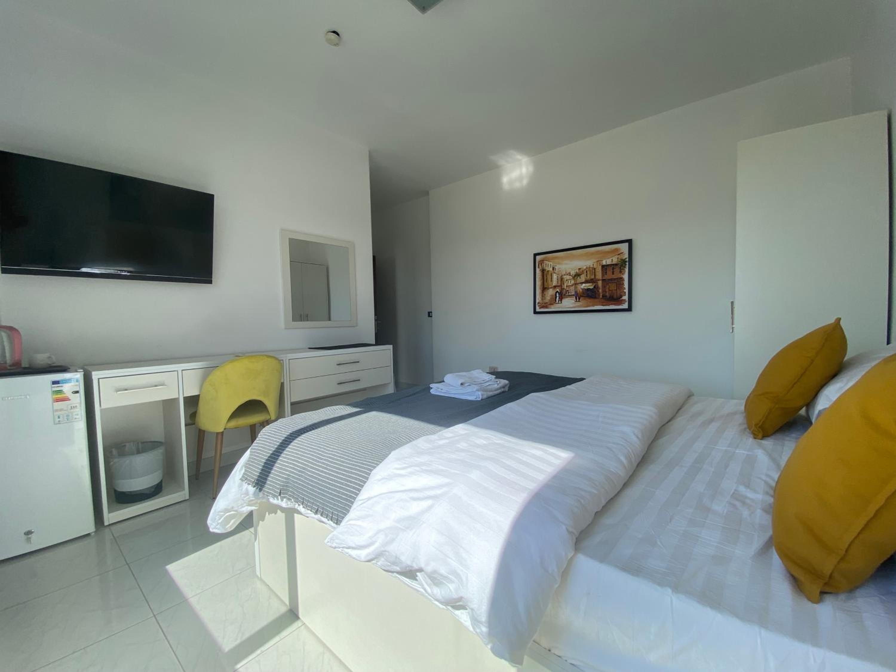 Double Room with Private Bathroom - Photo 33